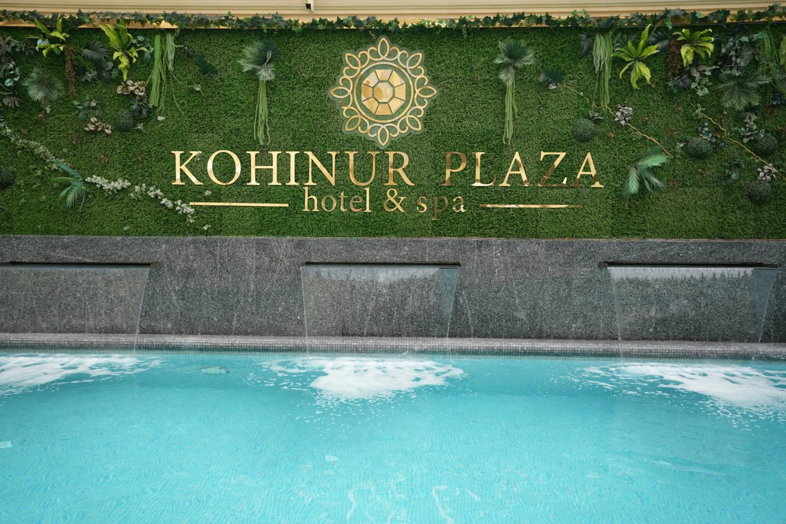 Pool view in Kohinur Plaza