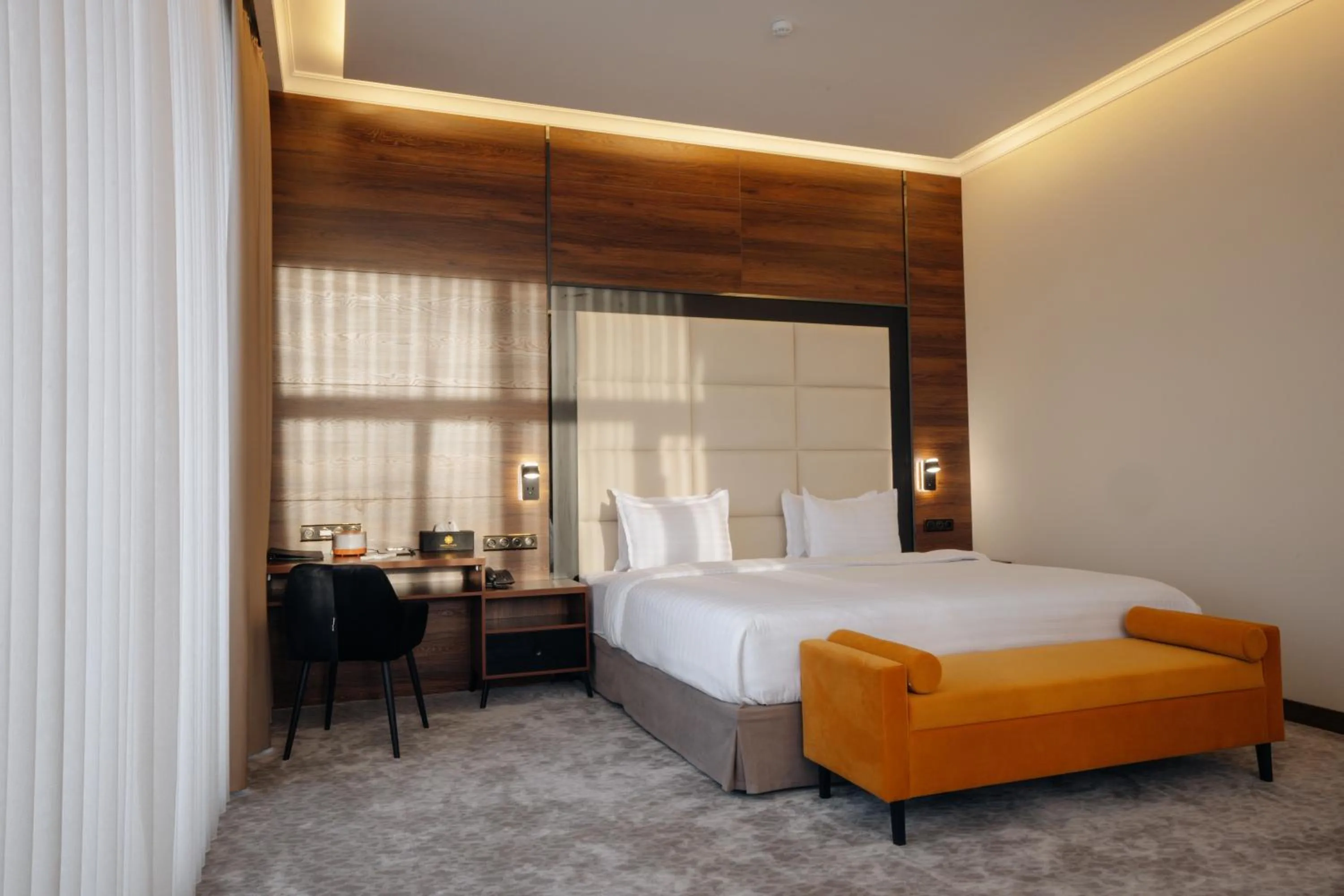 Photo of the whole room, Bed in Kohinur Plaza