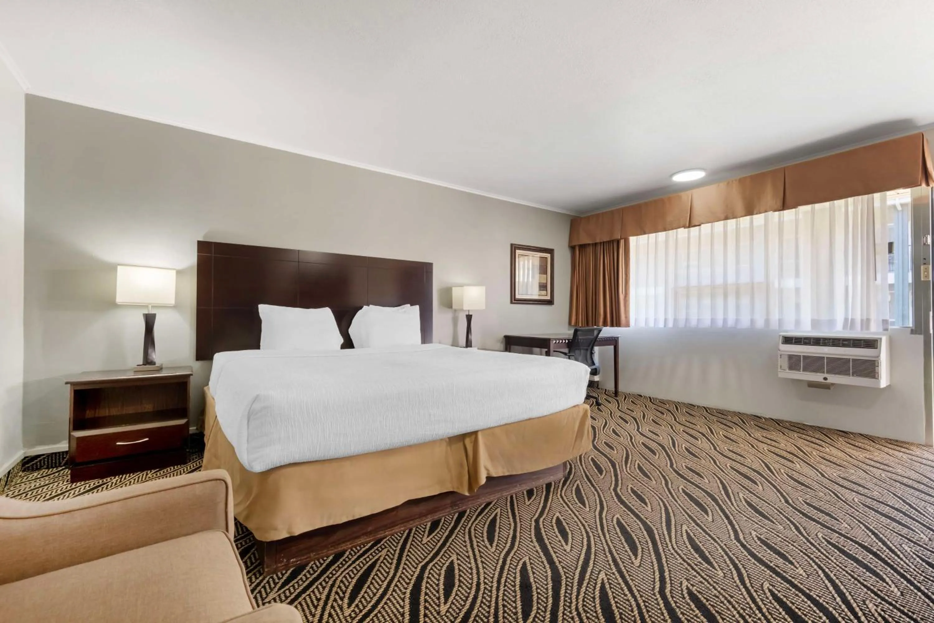 Bedroom, Bed in Best Western Red Carpet Inn