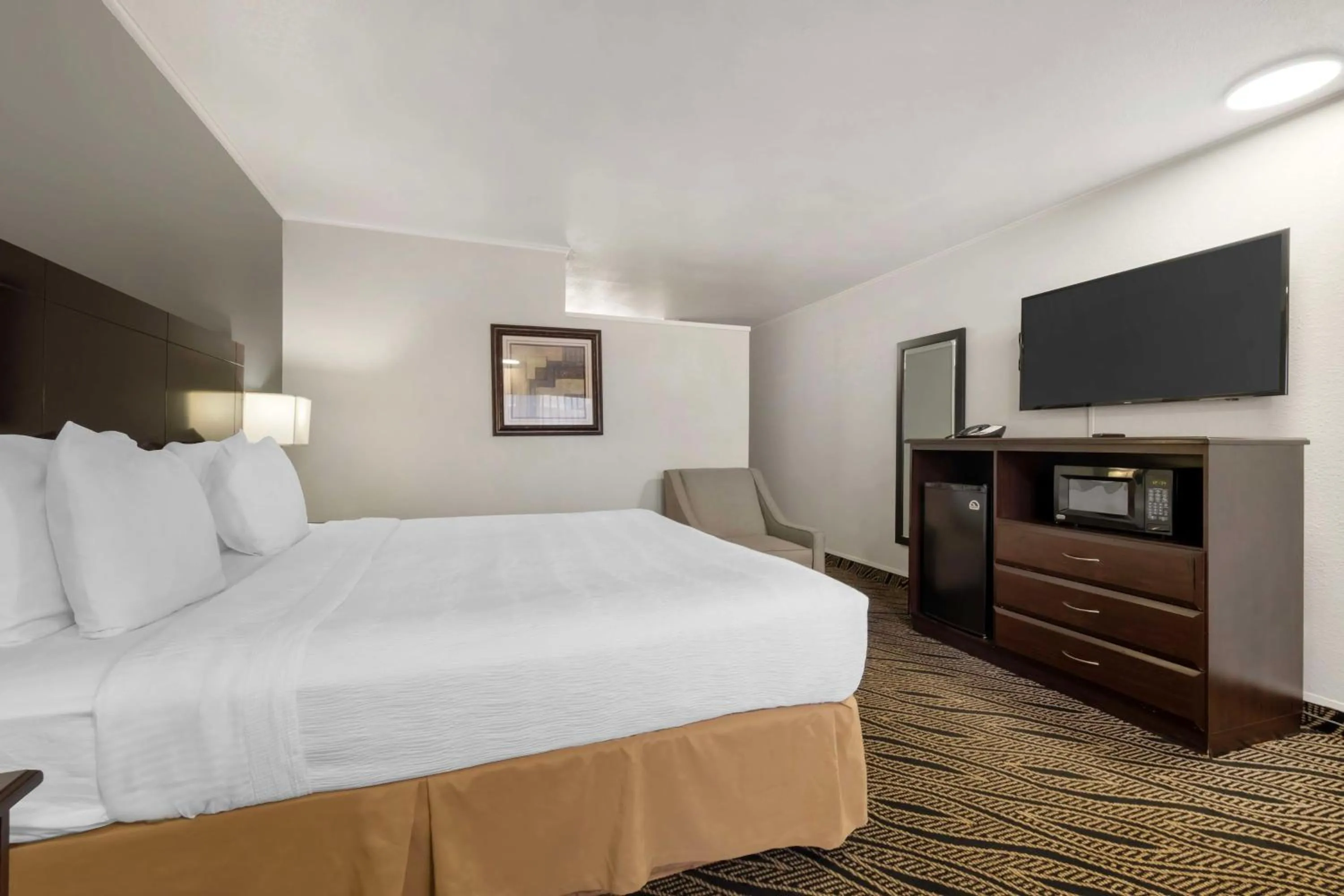 Bedroom, Bed in Best Western Red Carpet Inn