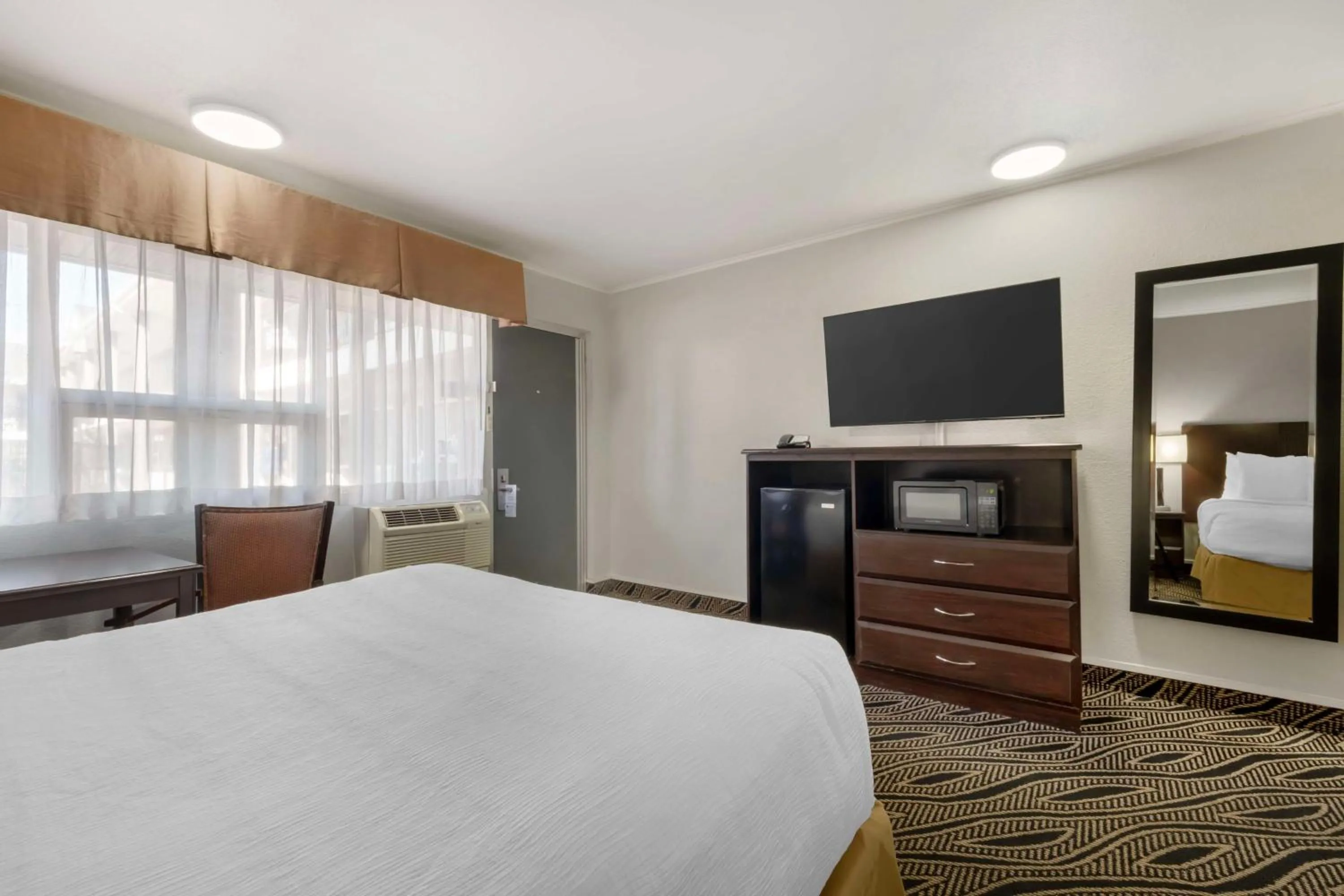 Bedroom, Bed in Best Western Red Carpet Inn