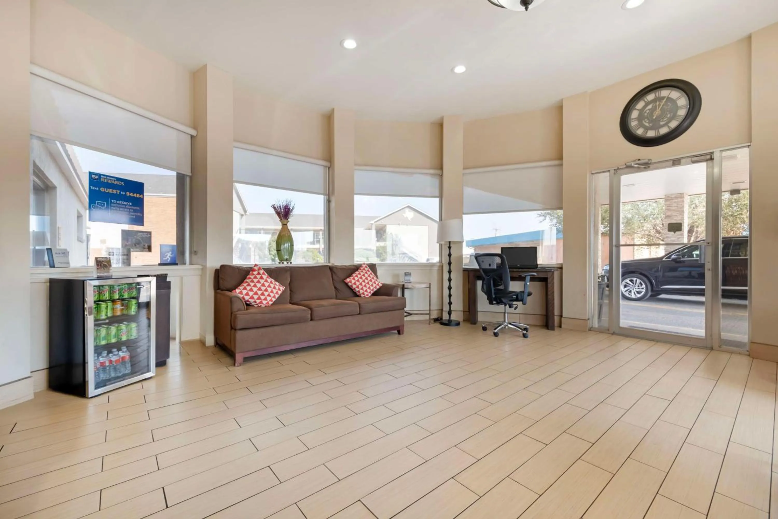 Lobby or reception in Best Western Red Carpet Inn