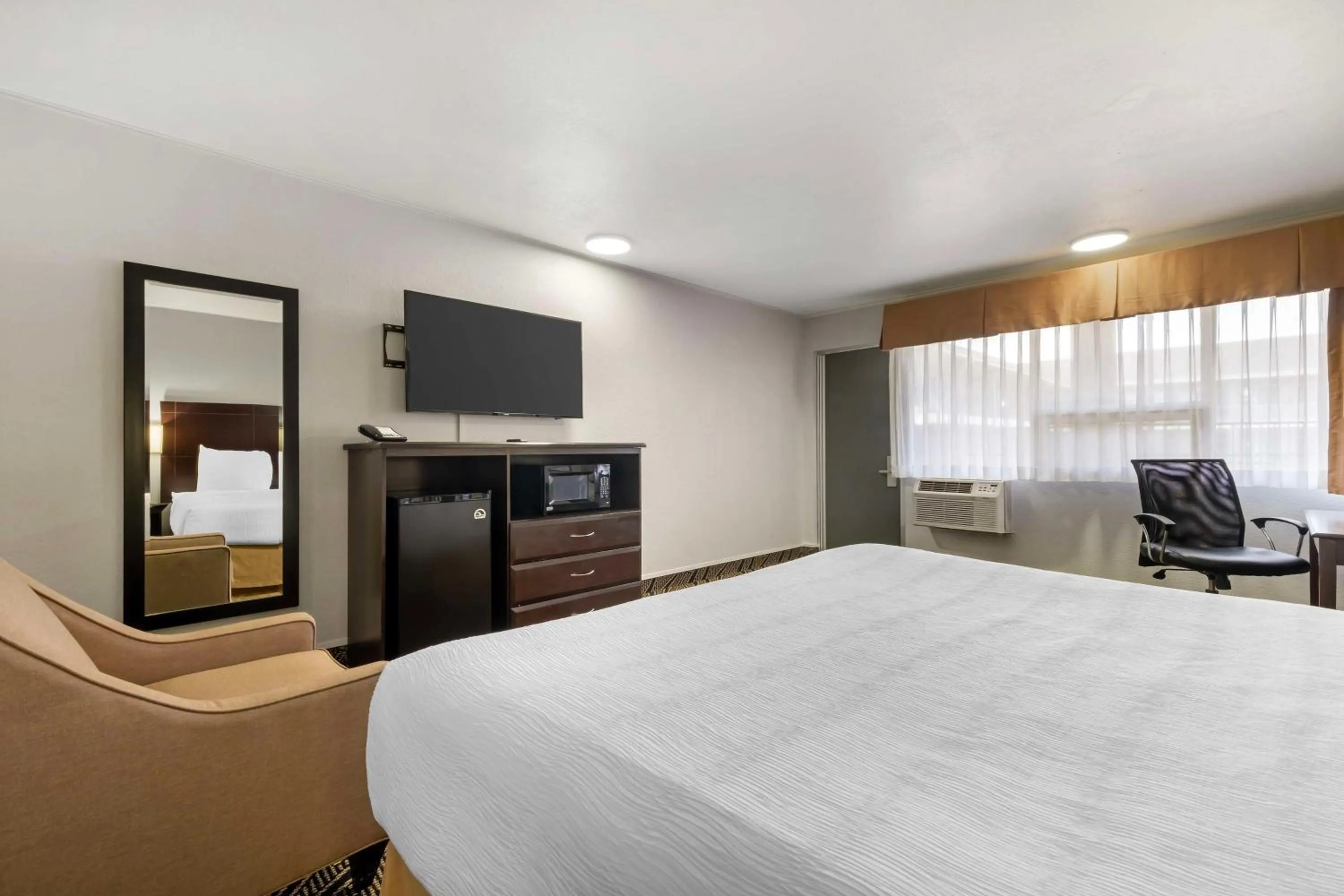 Bedroom, Bed in Best Western Red Carpet Inn