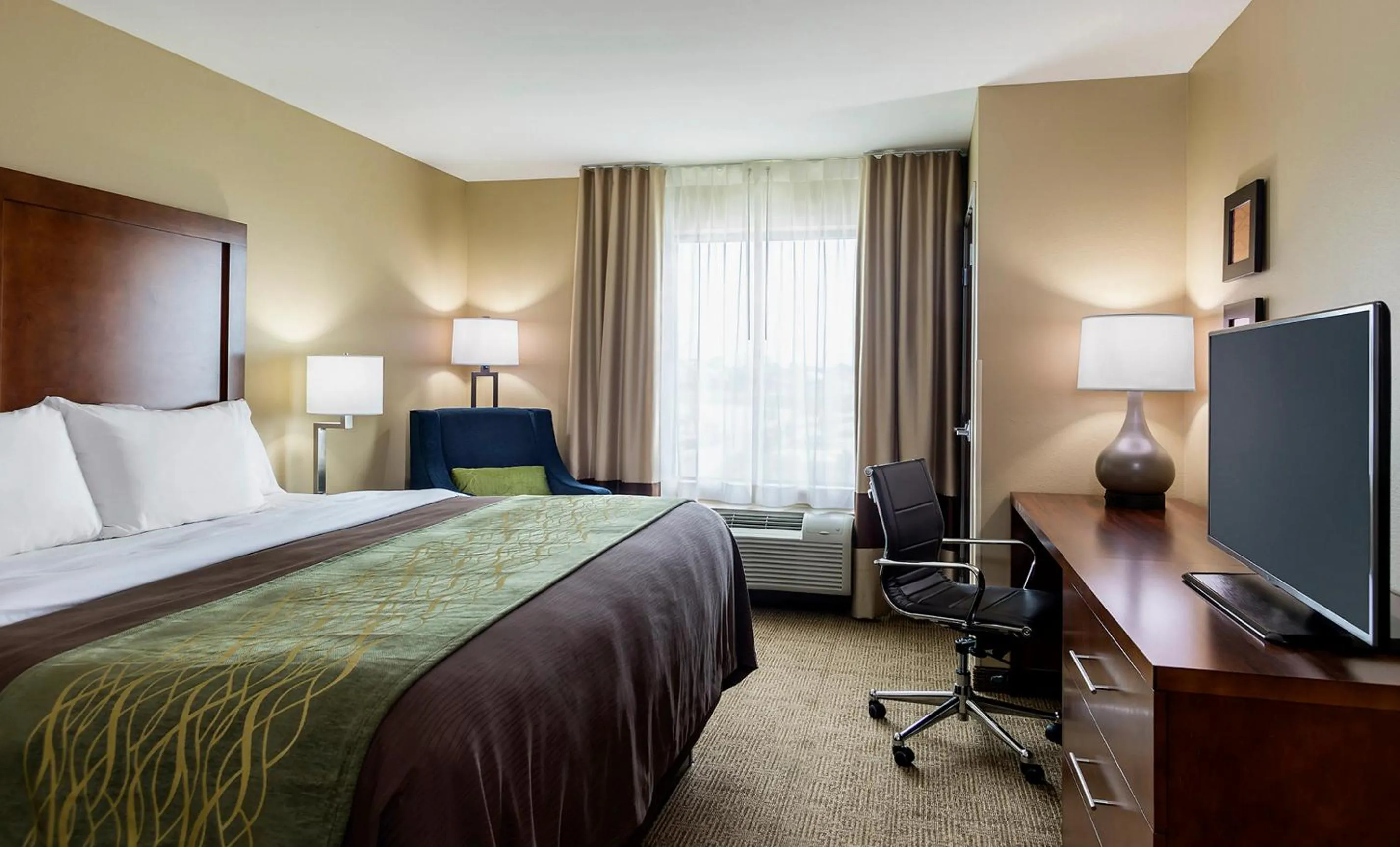 On site, Bed in Comfort Inn & Suites West - Medical Center