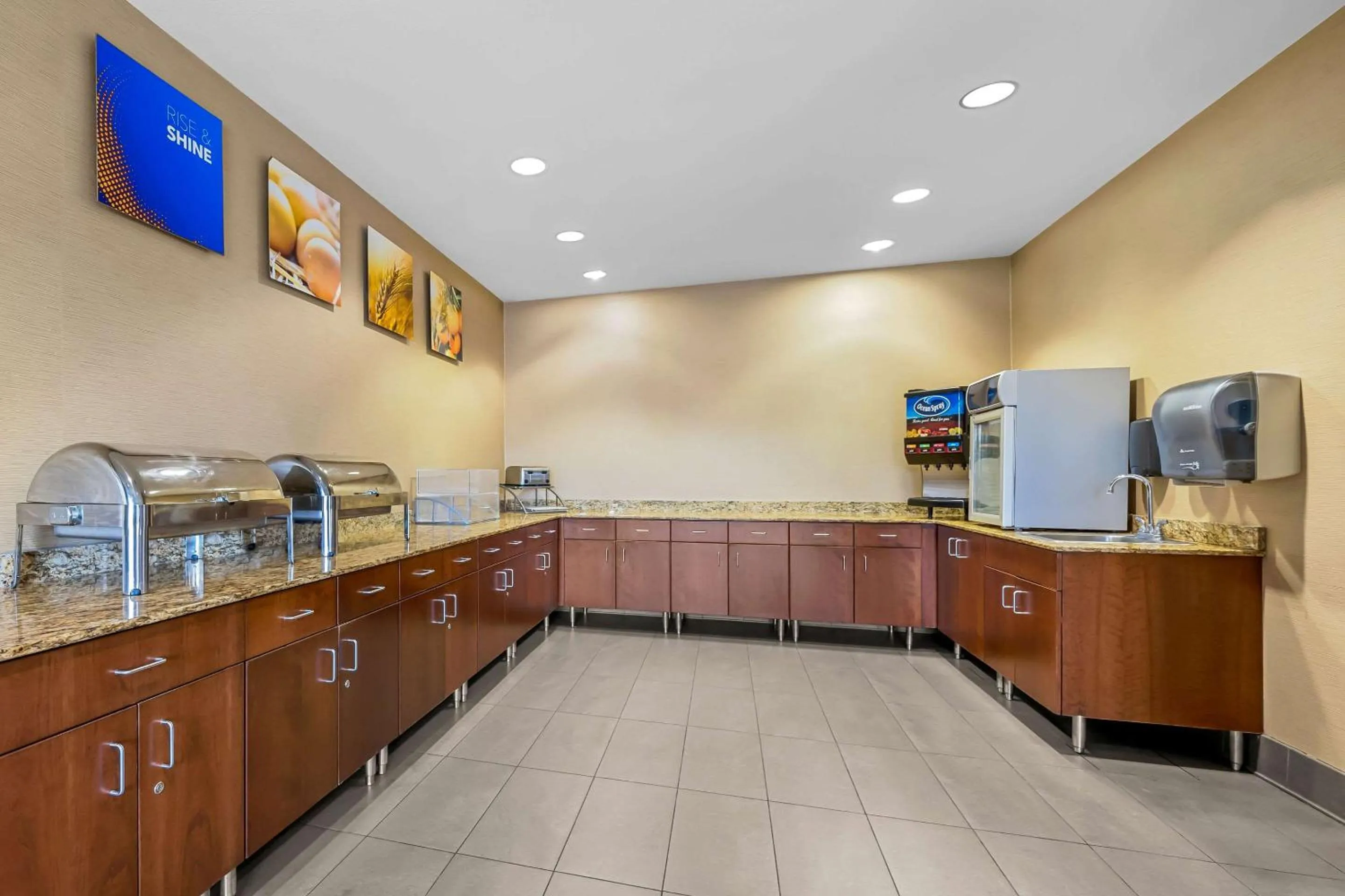 Breakfast in Comfort Inn & Suites West - Medical Center