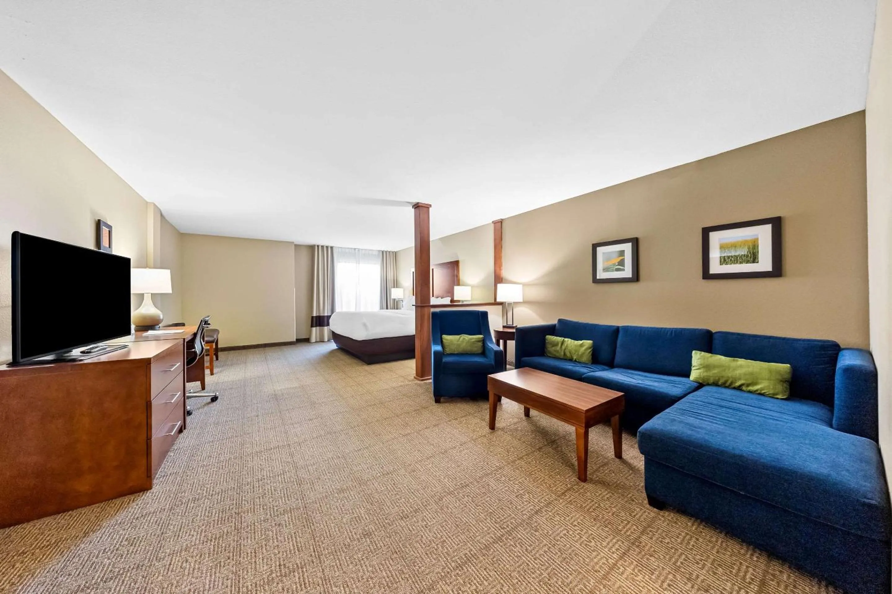 Bedroom in Comfort Inn & Suites West - Medical Center