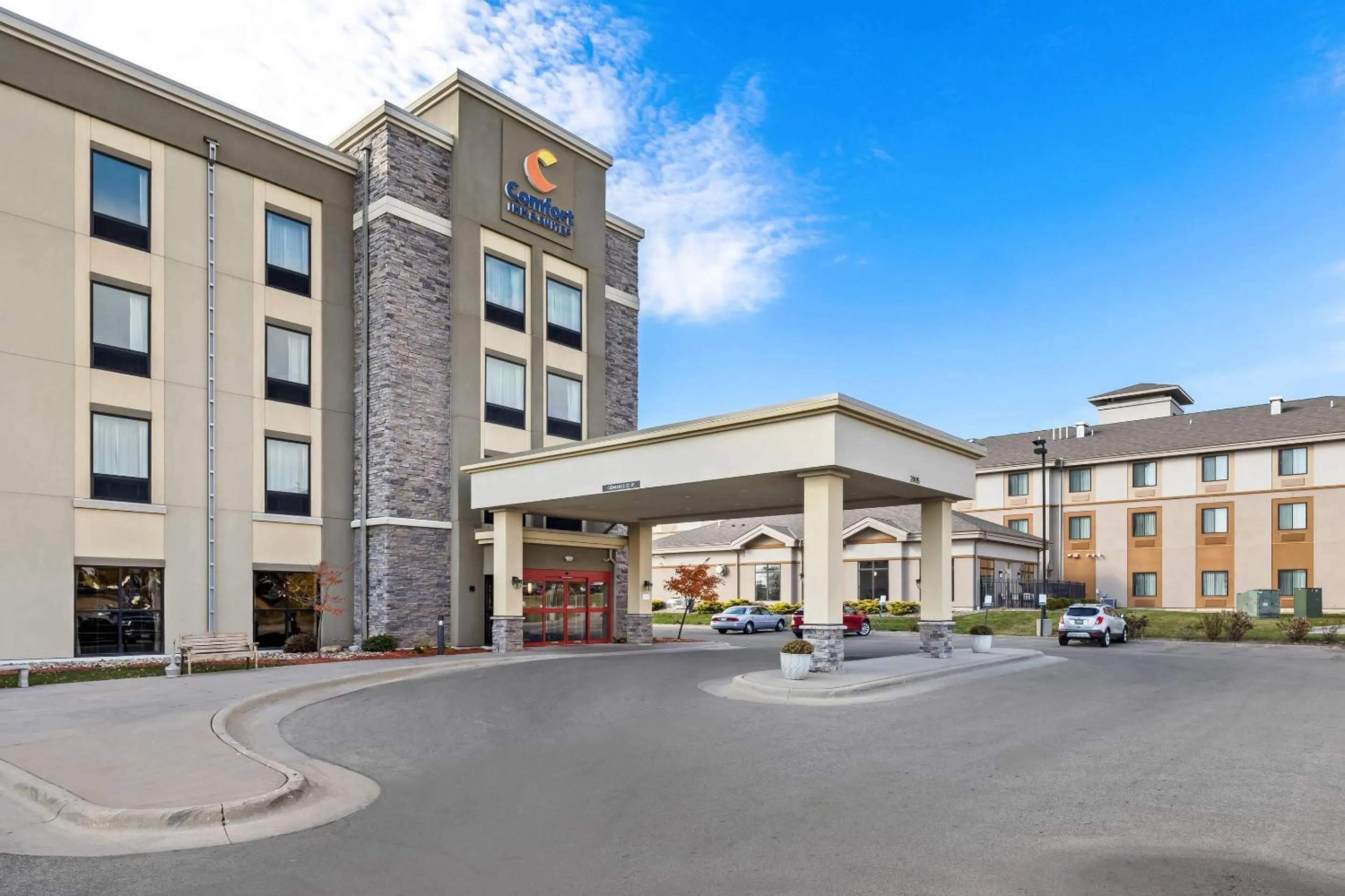 Property building in Comfort Inn & Suites West - Medical Center