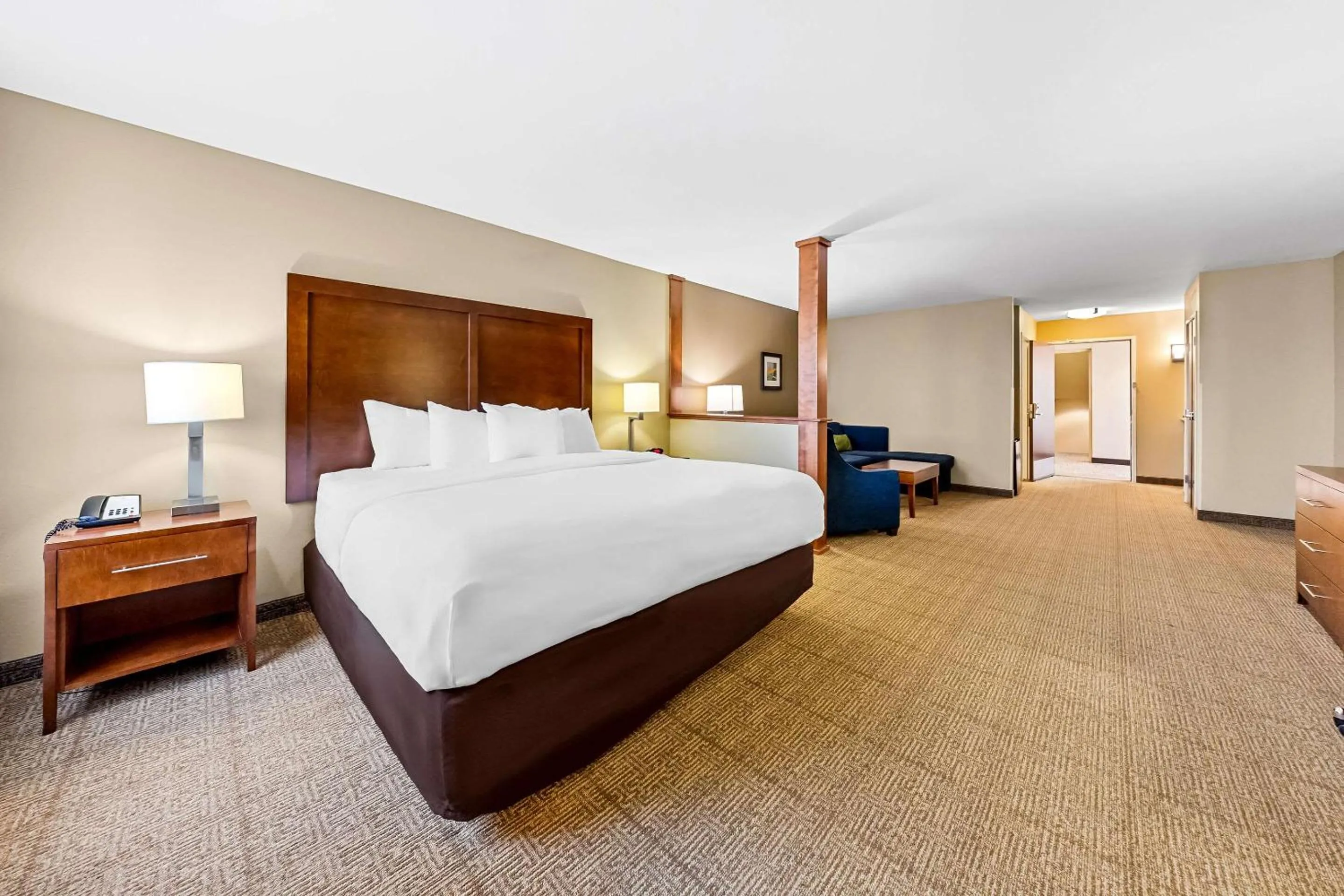 Bedroom, Bed in Comfort Inn & Suites West - Medical Center