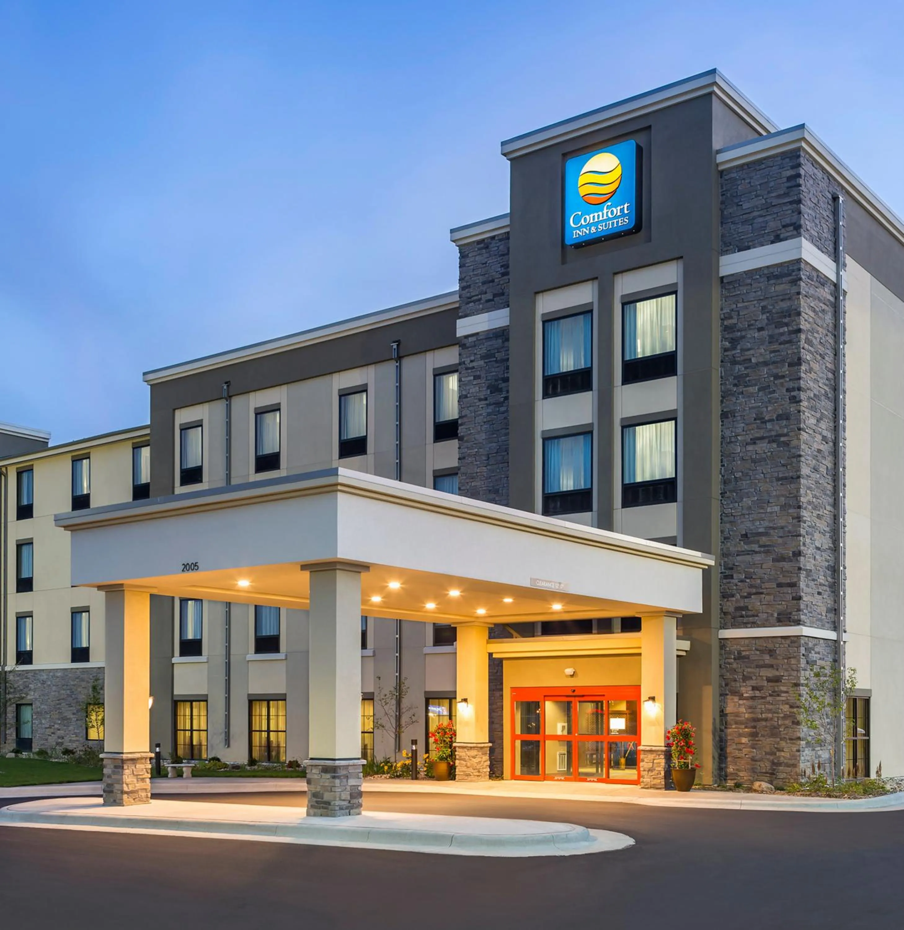 Facade/entrance in Comfort Inn & Suites West - Medical Center