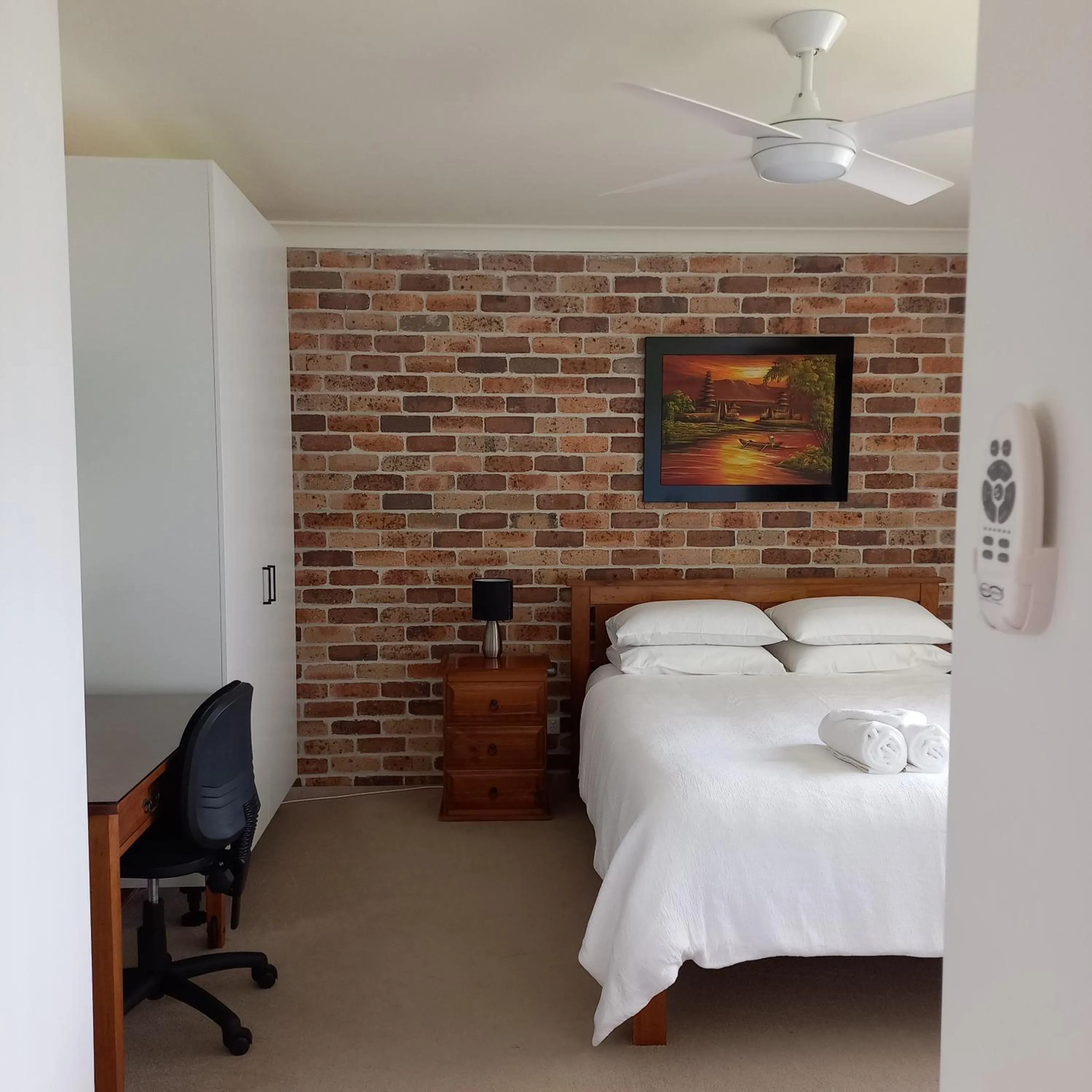Bedroom, Bed in Emerald Tropical Palms B & B