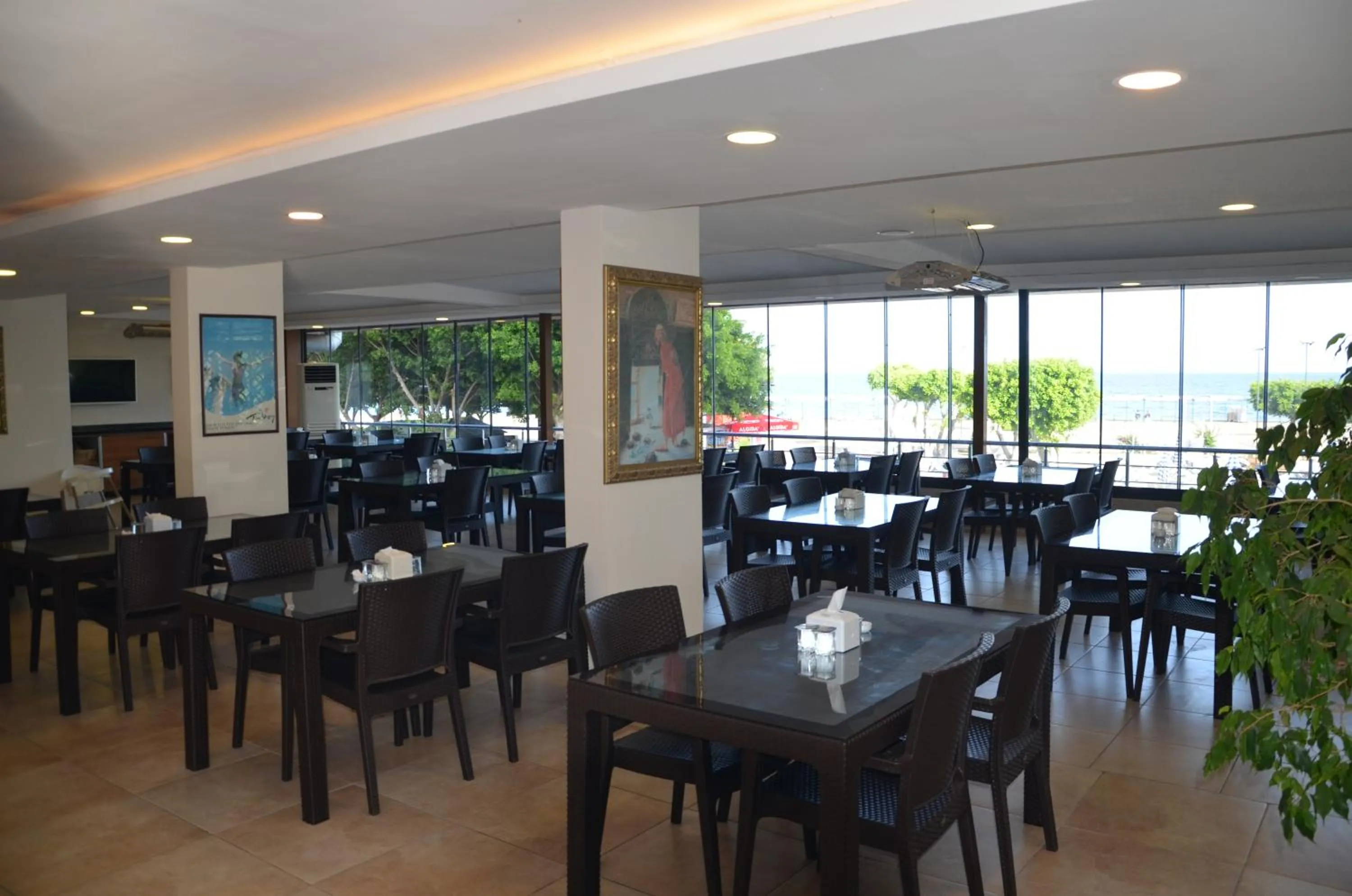 Restaurant/places to eat in Denizkumu Hotel