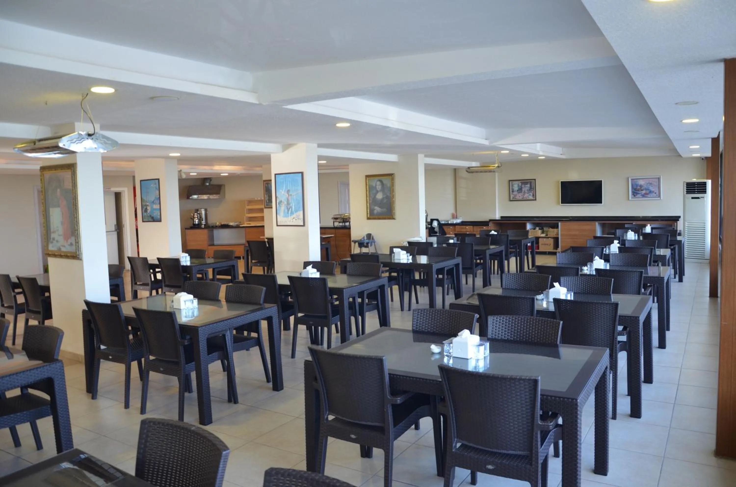 Restaurant/places to eat in Denizkumu Hotel