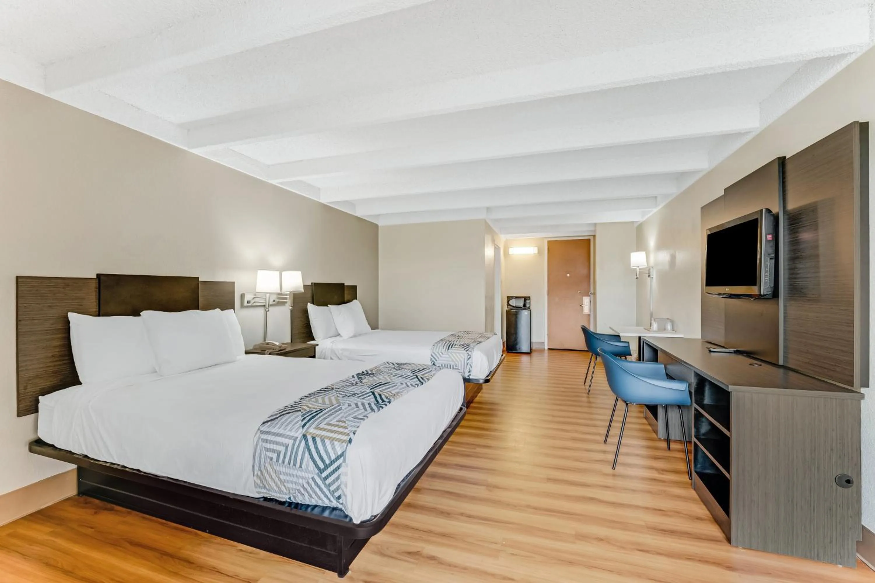 Bed in Red Carpet Inn & Suites