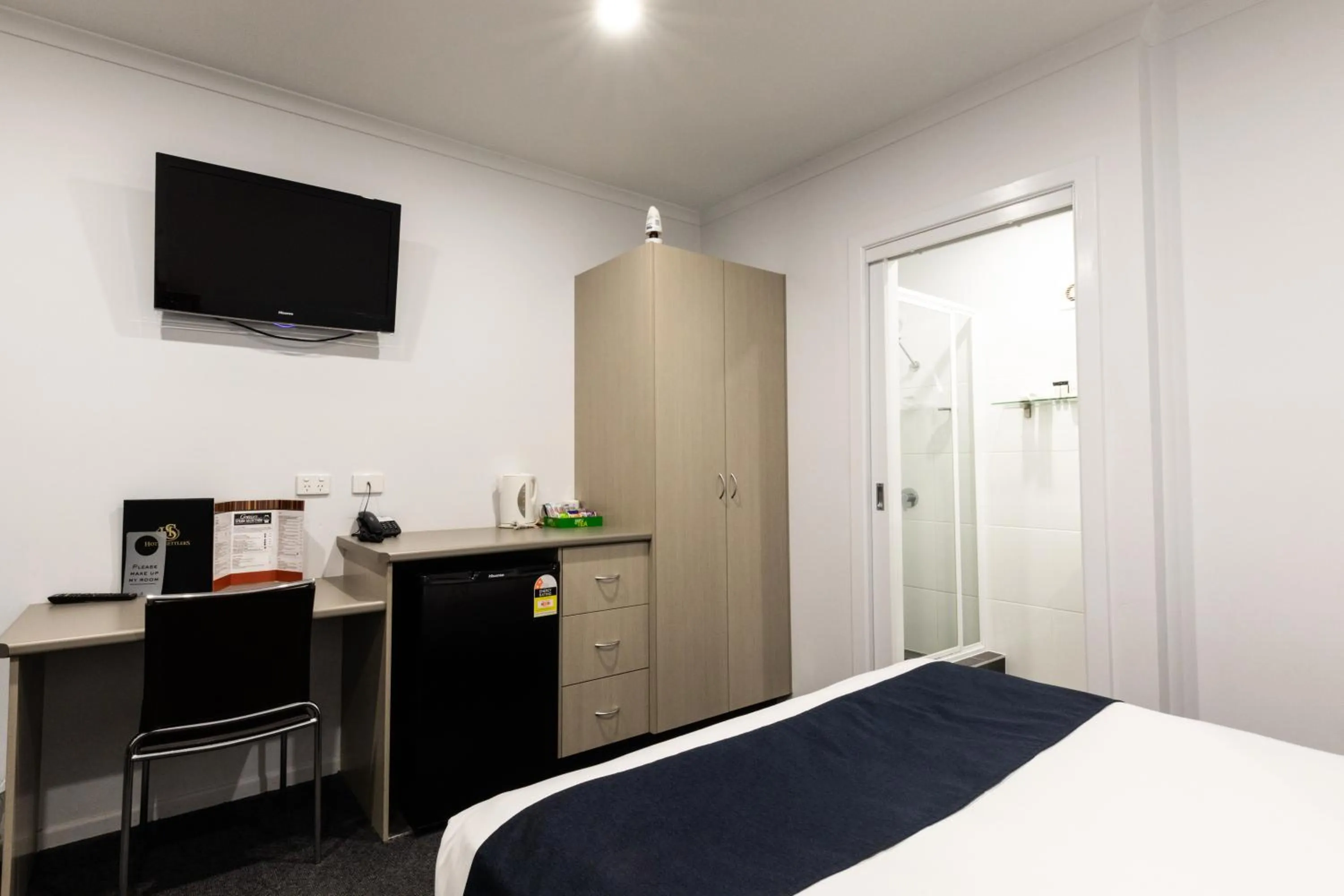 Bed in Hotel Settlers