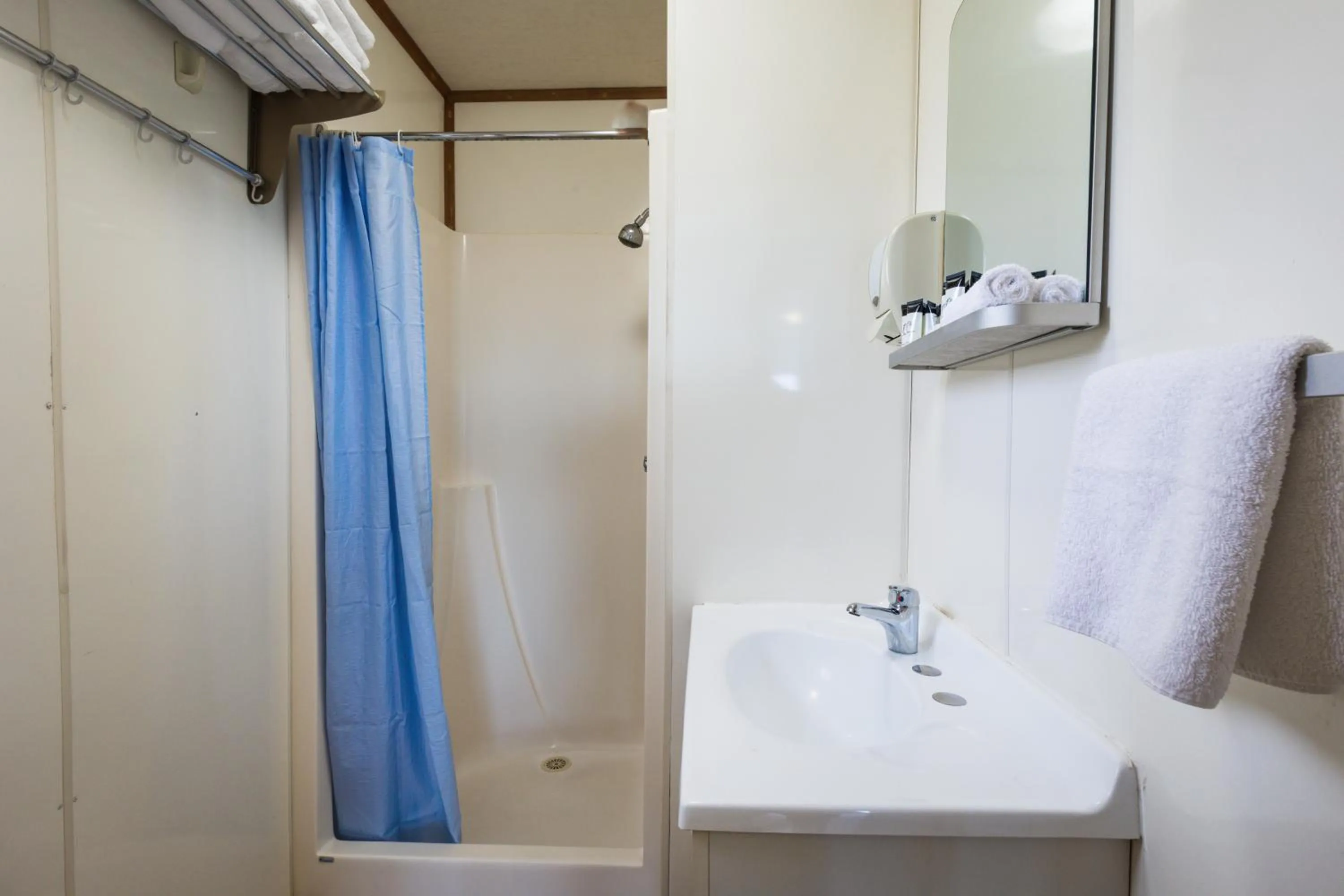 Shower in Hotel Settlers