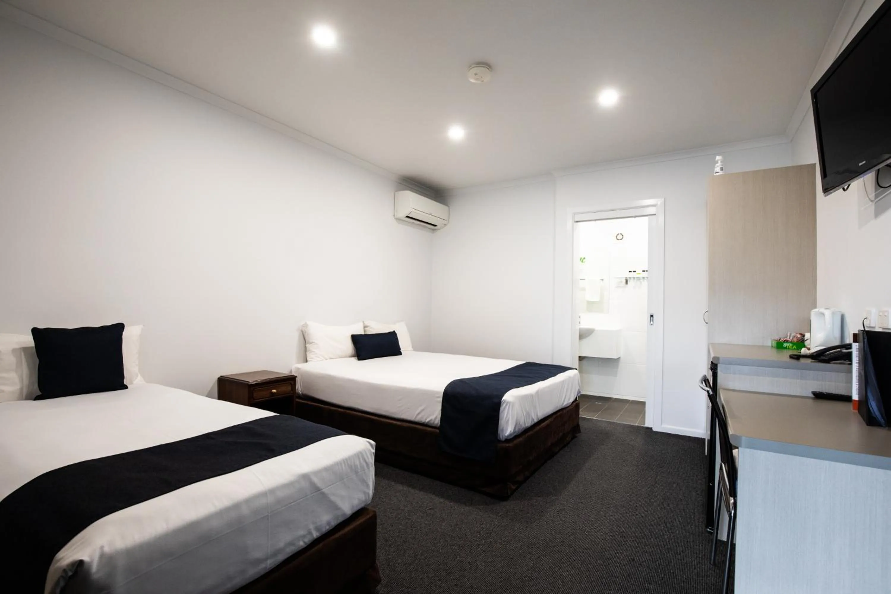 Bed in Hotel Settlers