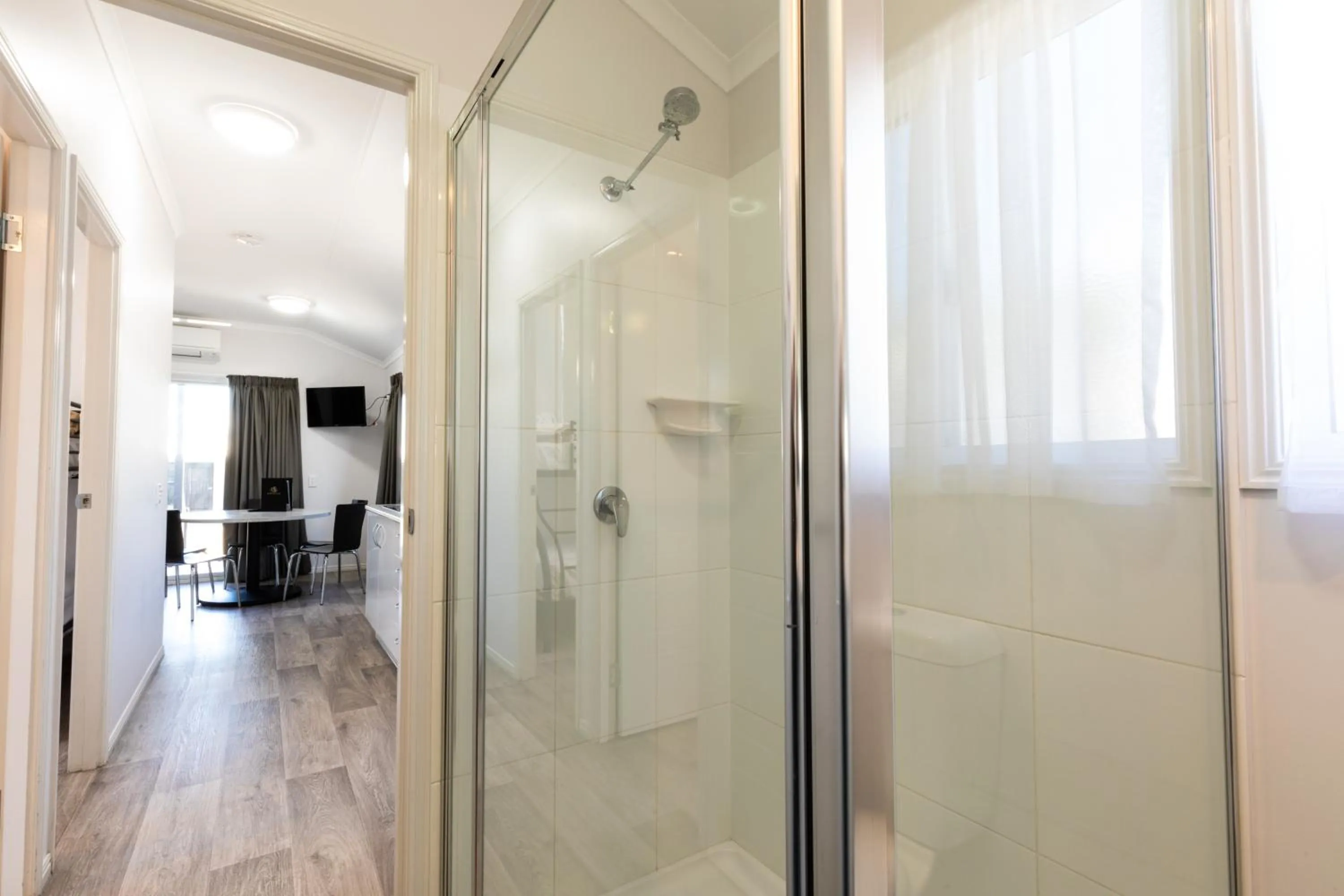 Shower in Hotel Settlers