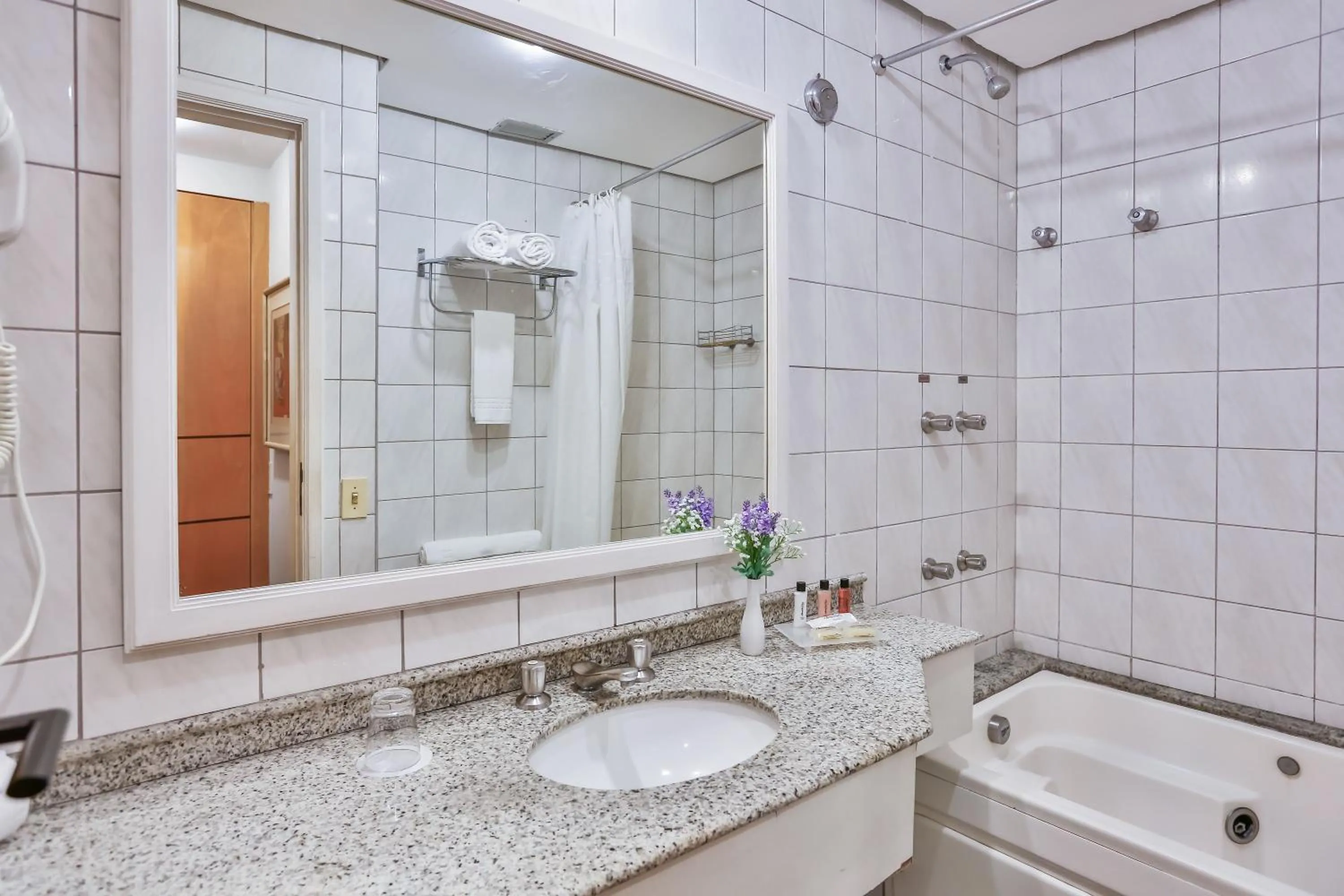 Bathroom in Hampton Park São Paulo Jardins