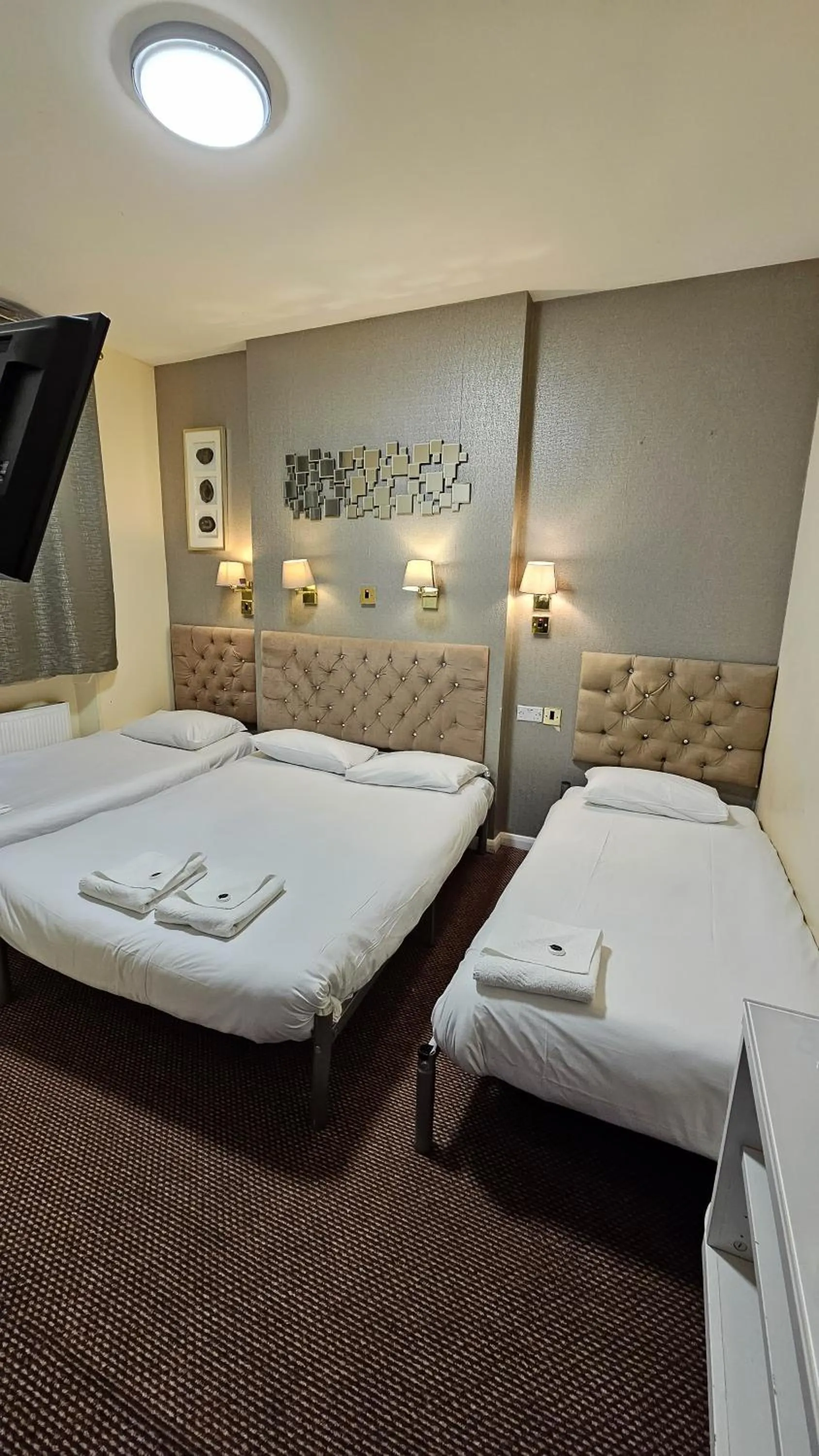 Bed in Hyde Park Court Hotel