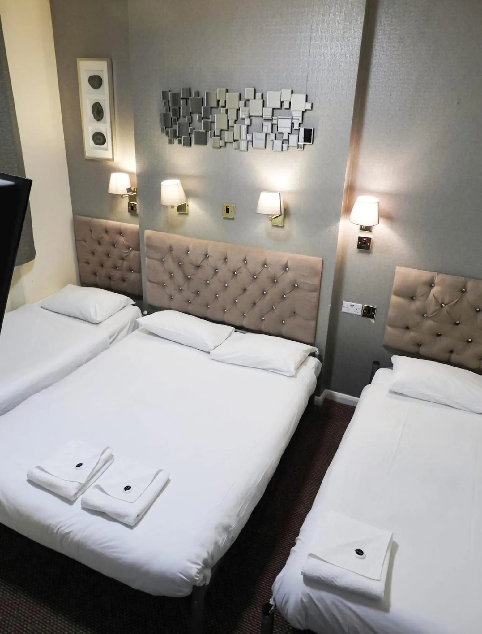 Bed in Hyde Park Court Hotel