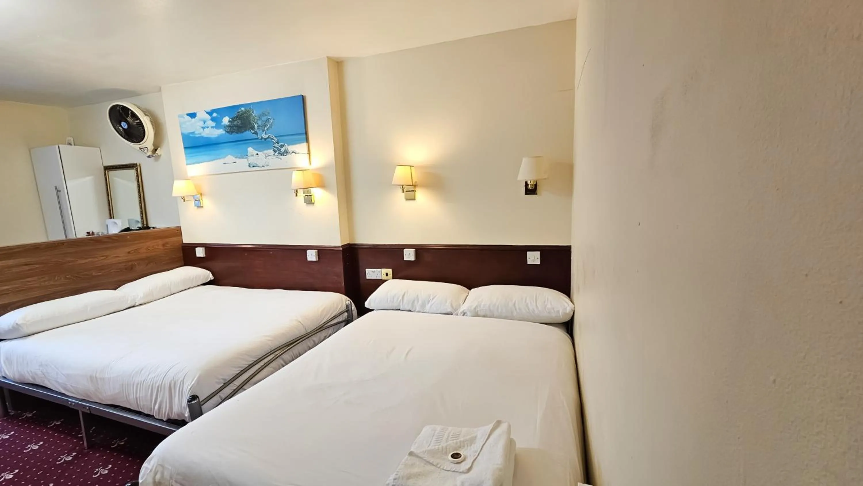 Bedroom, Bed in Hyde Park Court Hotel