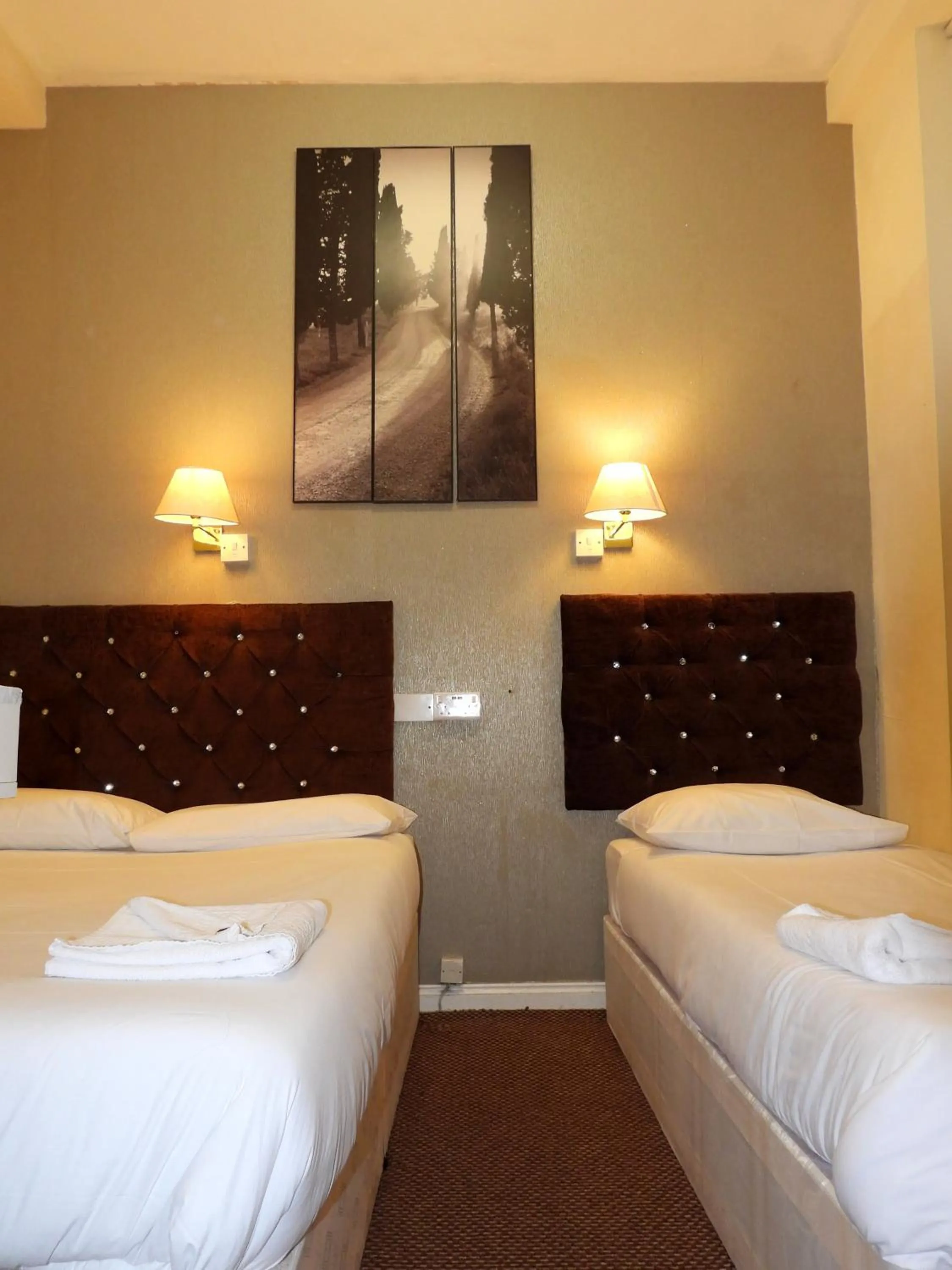 Bed in Hyde Park Court Hotel