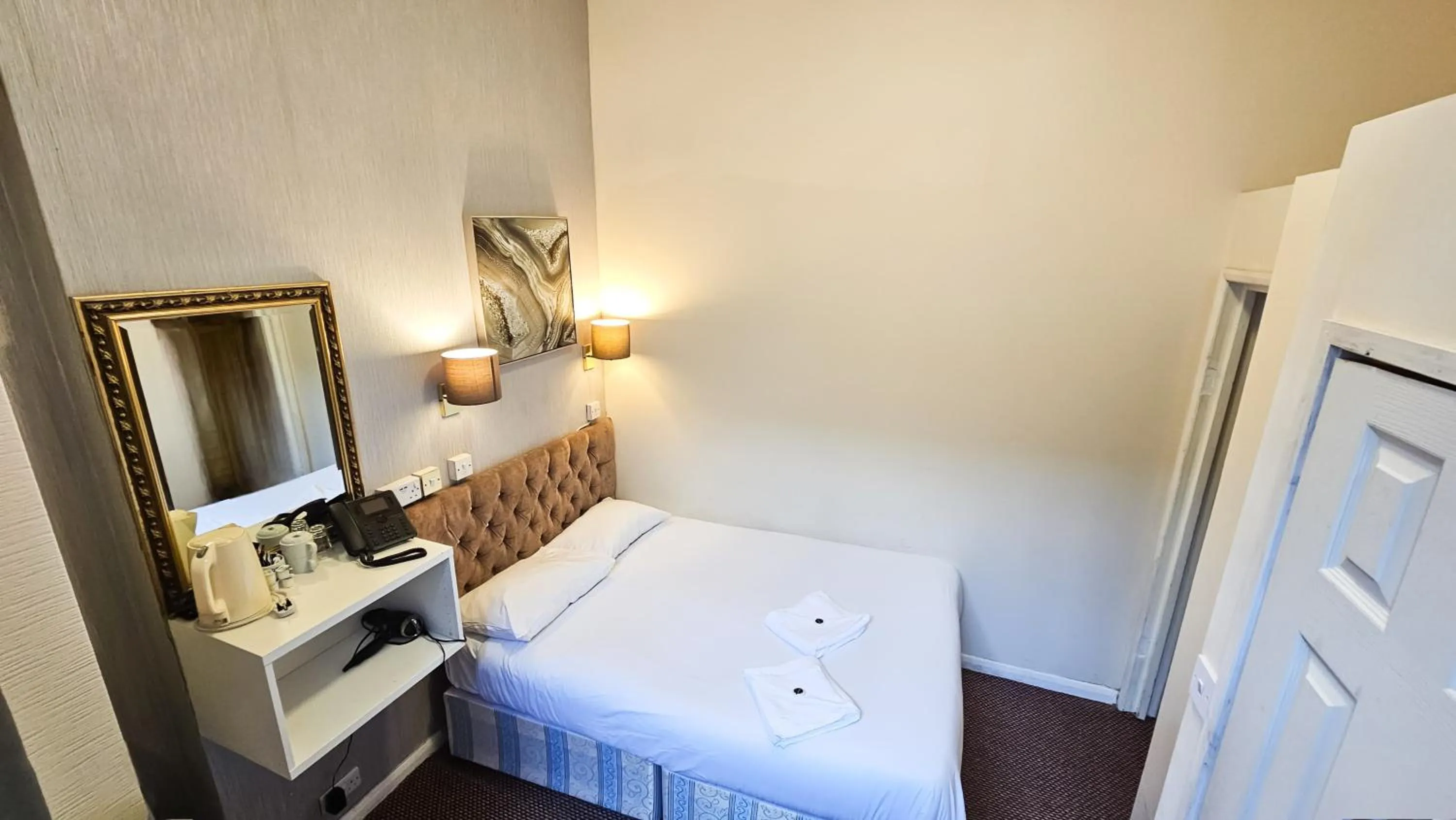 Bed in Hyde Park Court Hotel