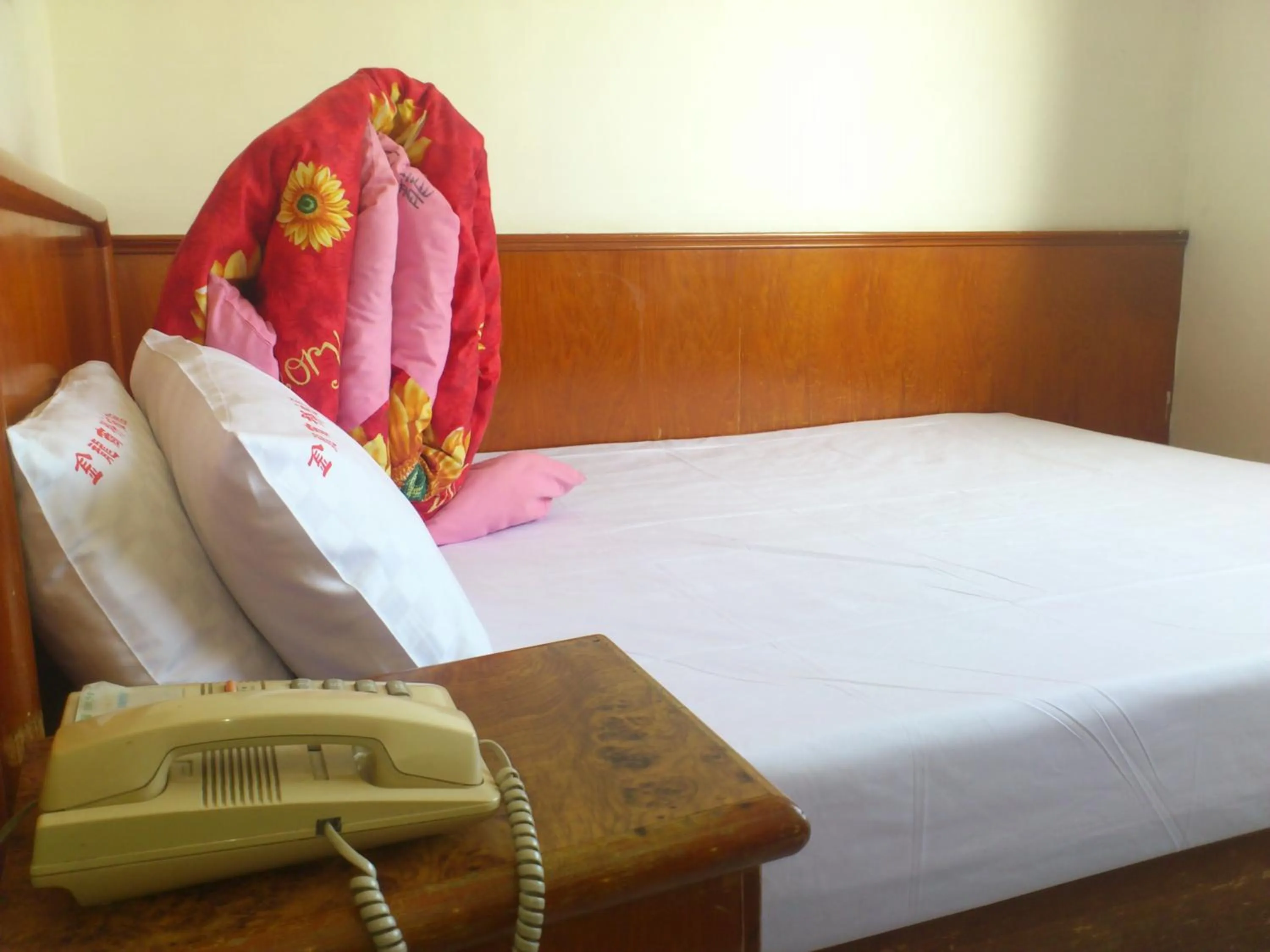 bunk bed, Bed in Jin Lon Hotel