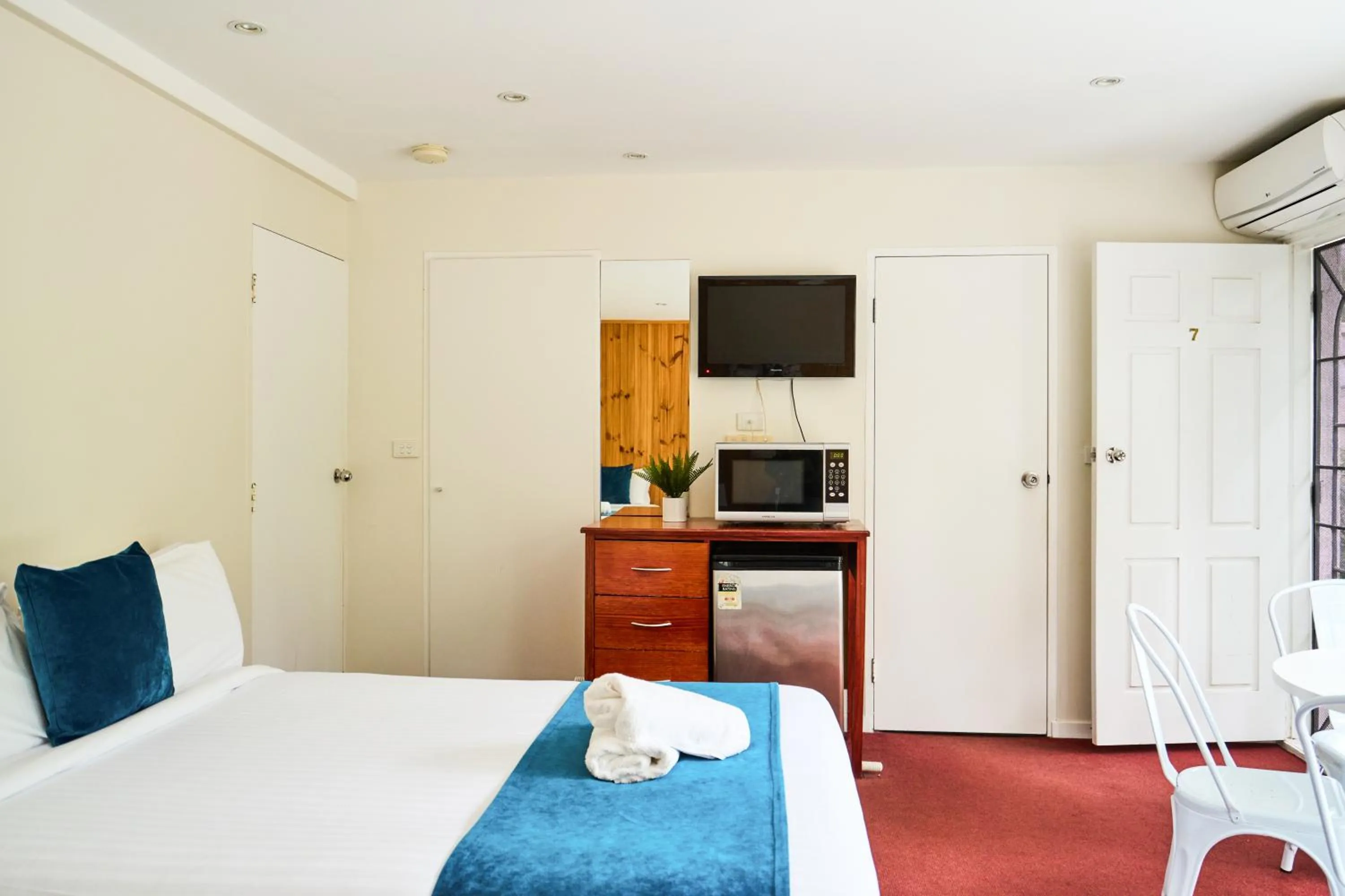 Bed in Sanctuary House Resort Motel