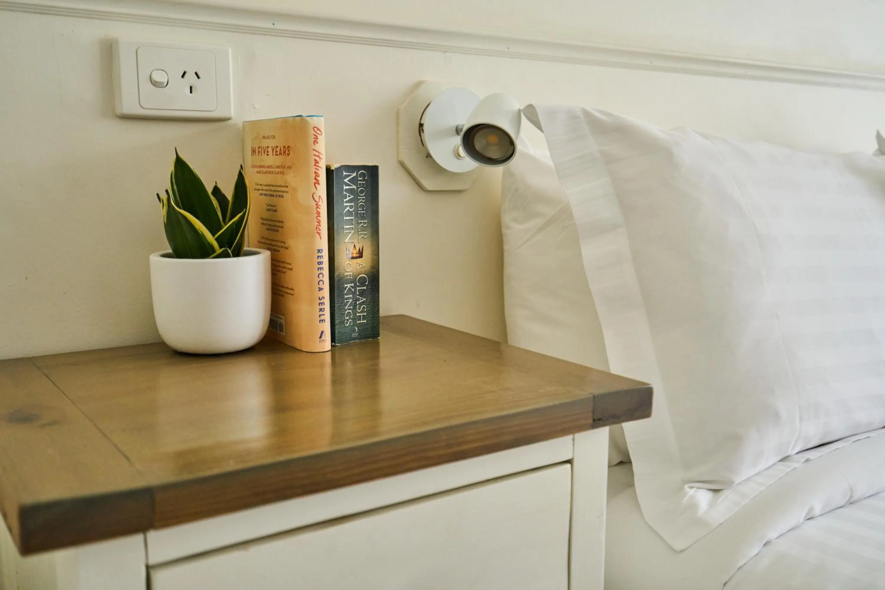 Bed in Sanctuary House Resort Motel