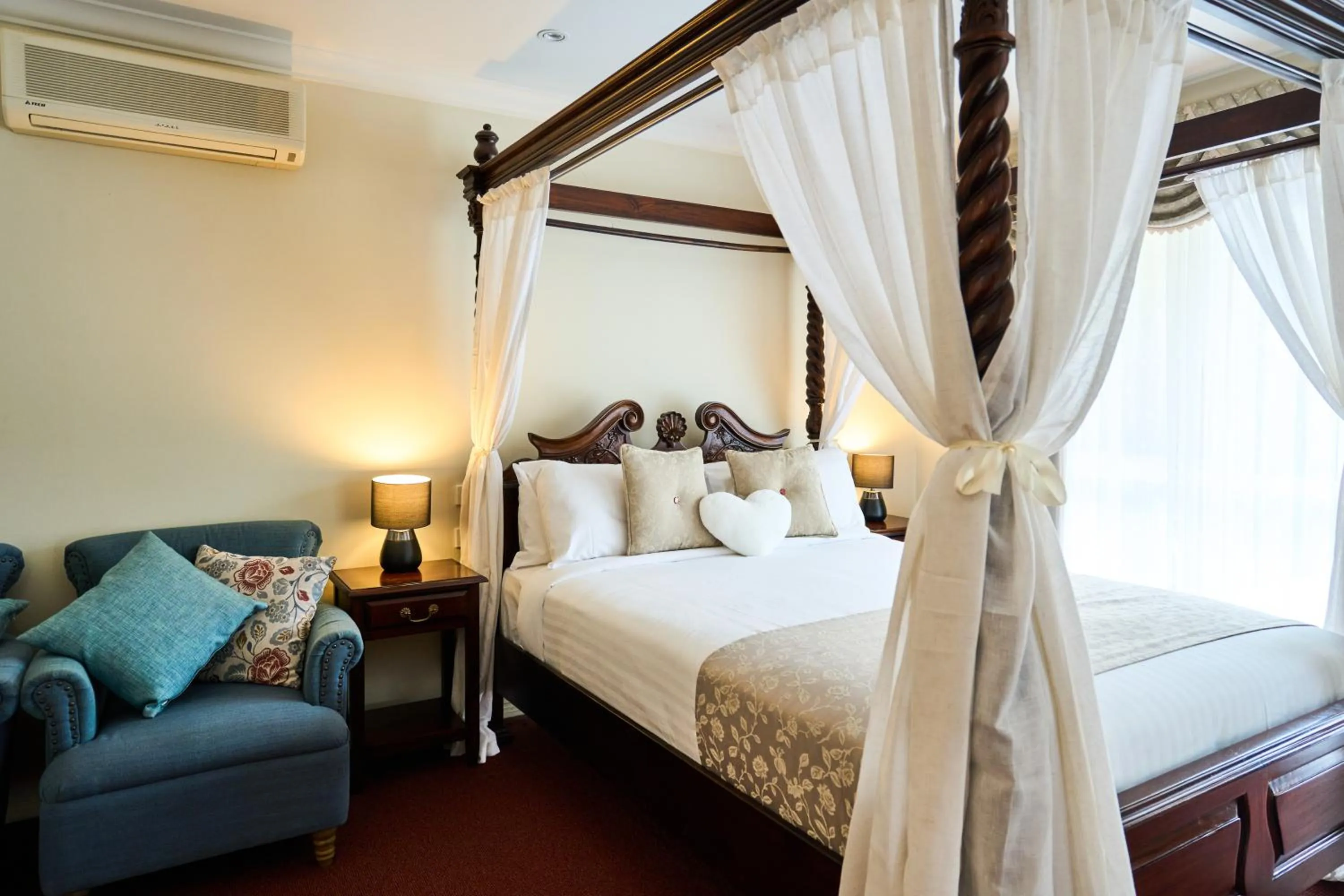 Bed in Sanctuary House Resort Motel