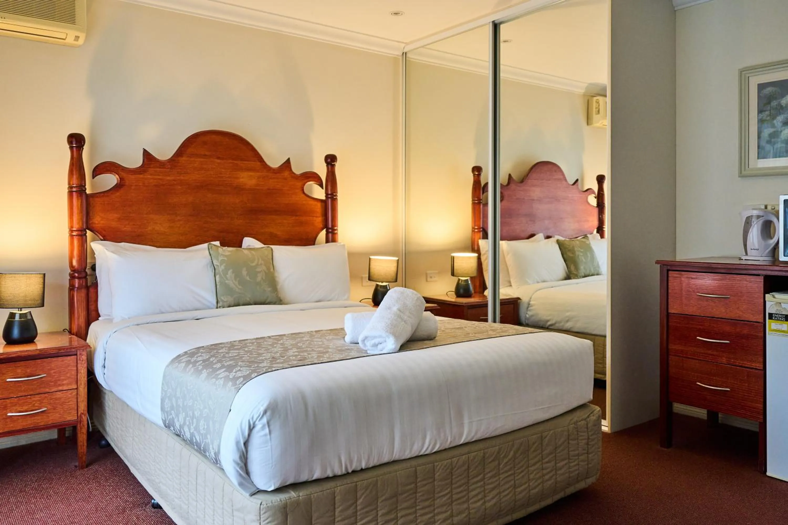 Bed in Sanctuary House Resort Motel