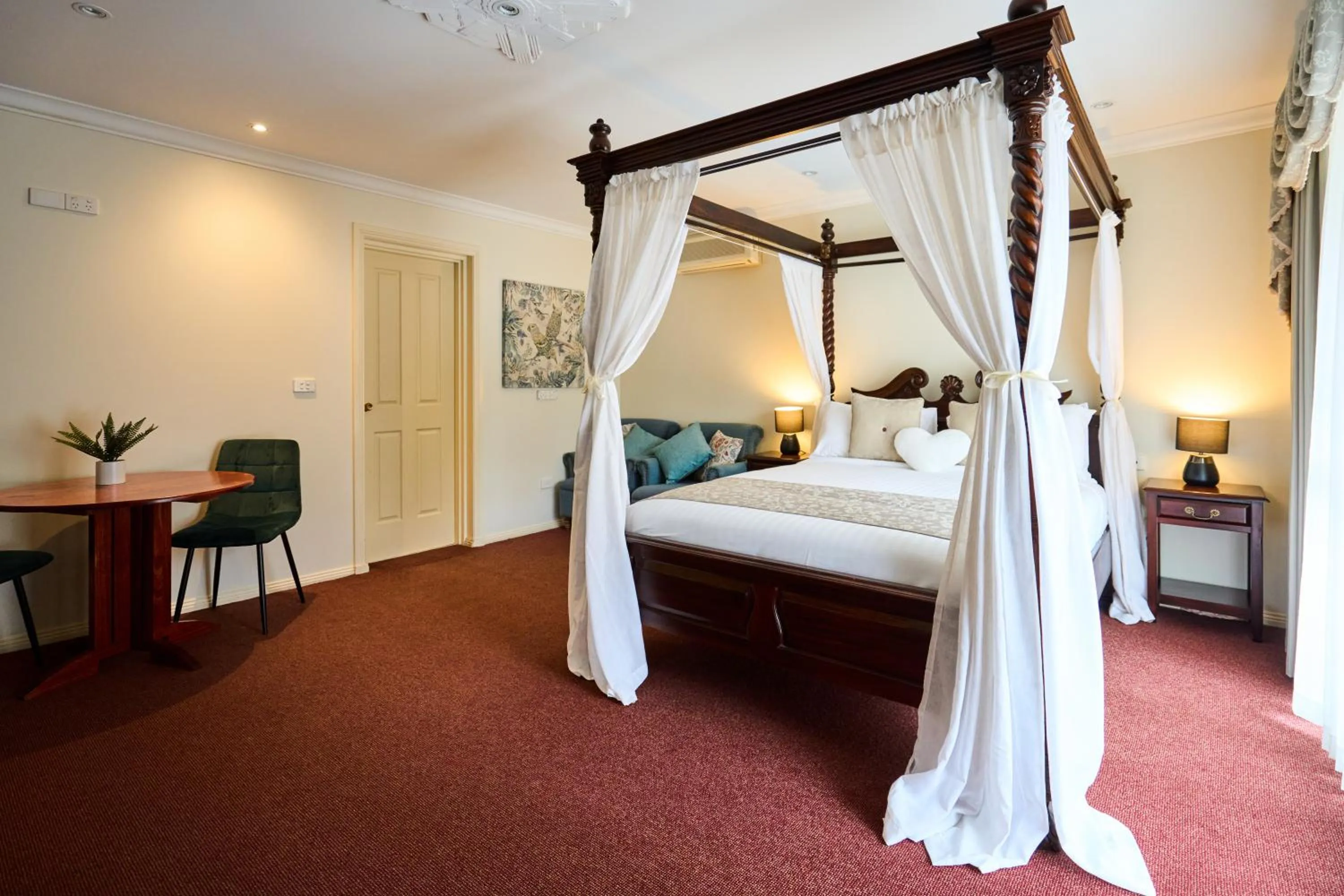 Bed in Sanctuary House Resort Motel