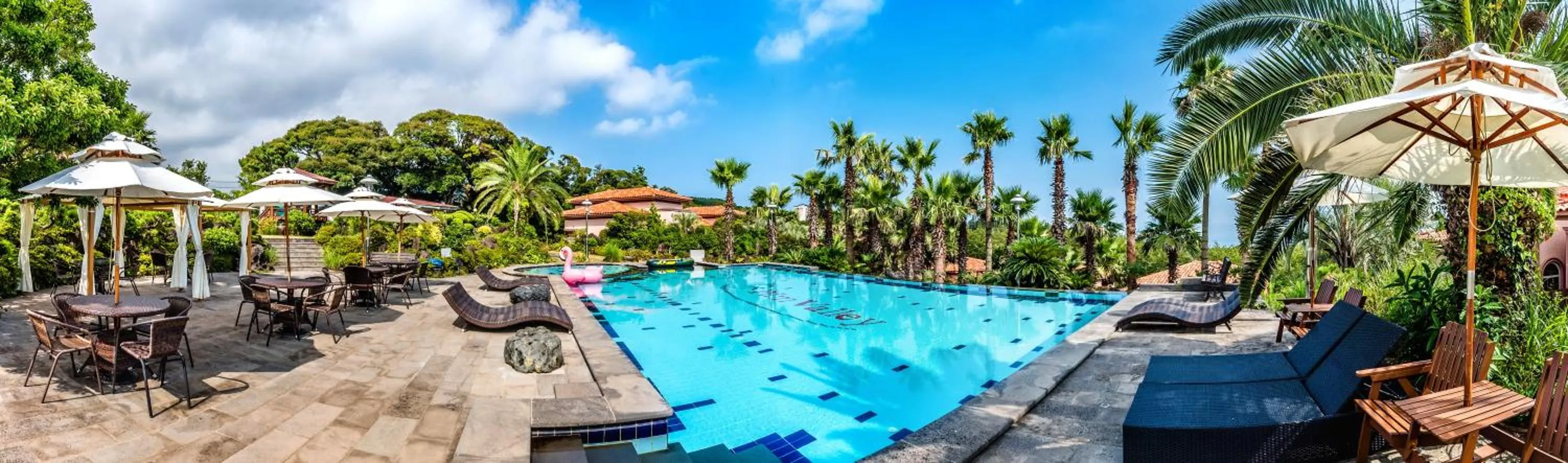 Swimming pool in Palm Valley Resort