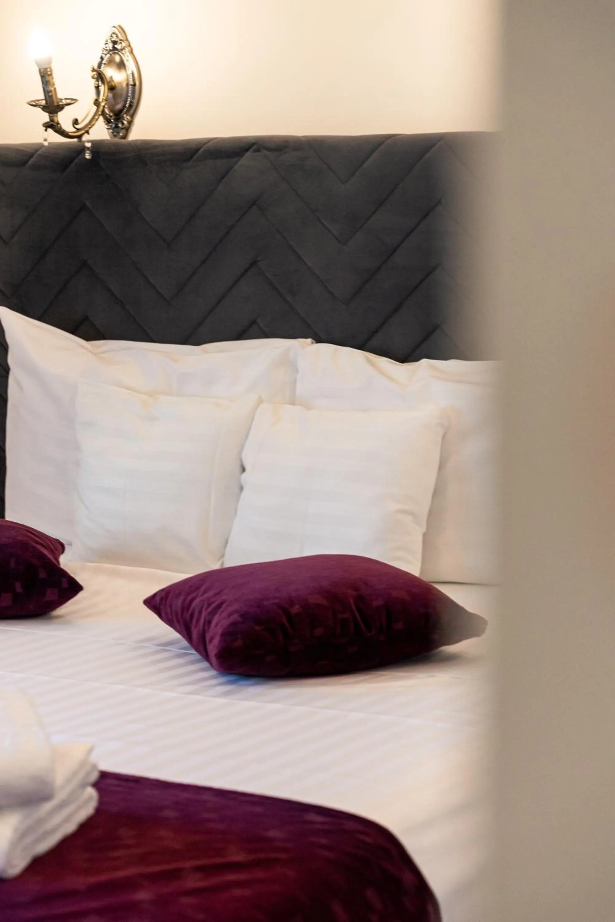 Photo of the whole room, Bed in 4Cardinals Boutique