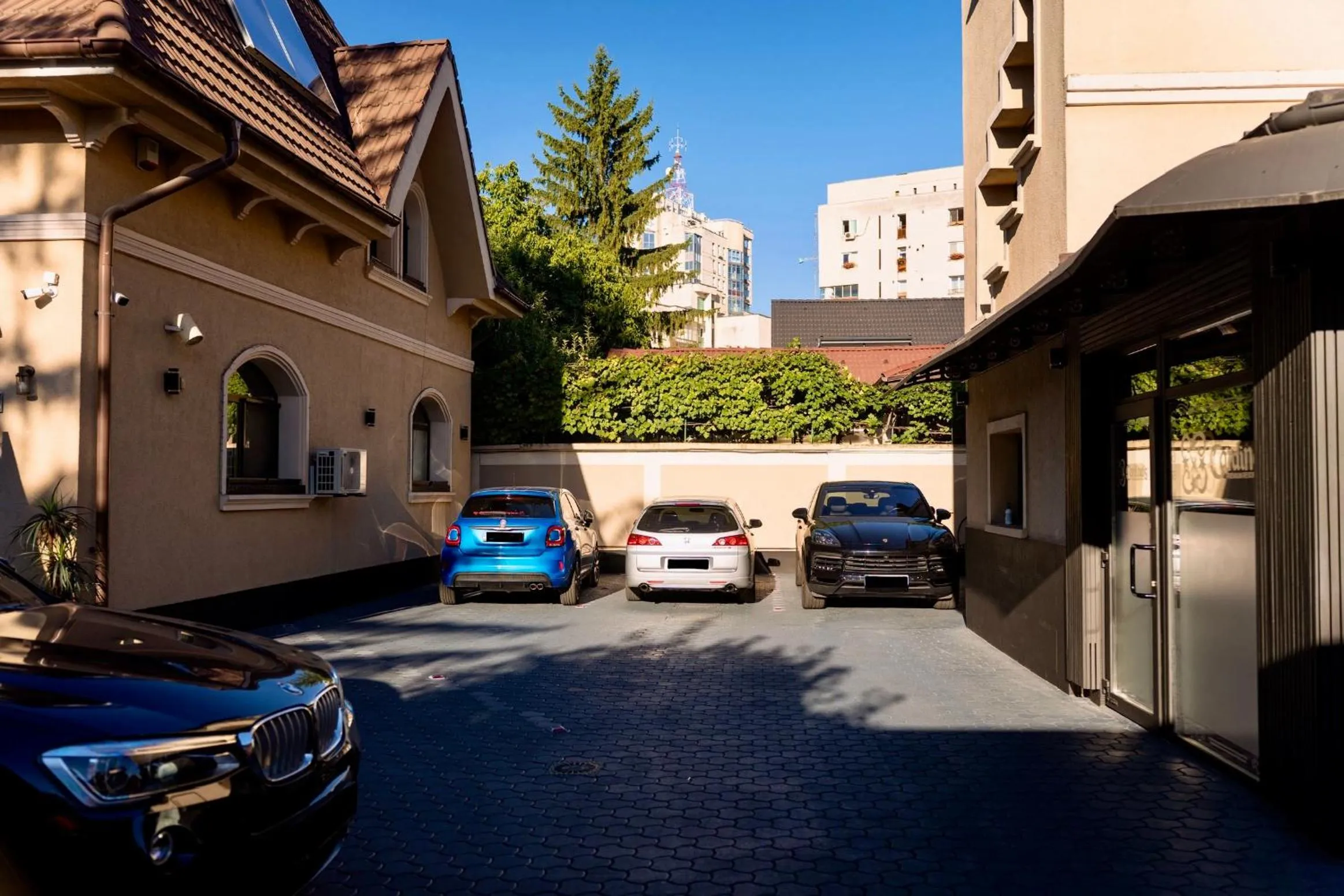 Parking in 4Cardinals Boutique