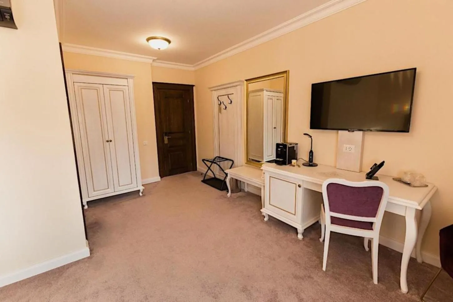 Bedroom in 4Cardinals Boutique