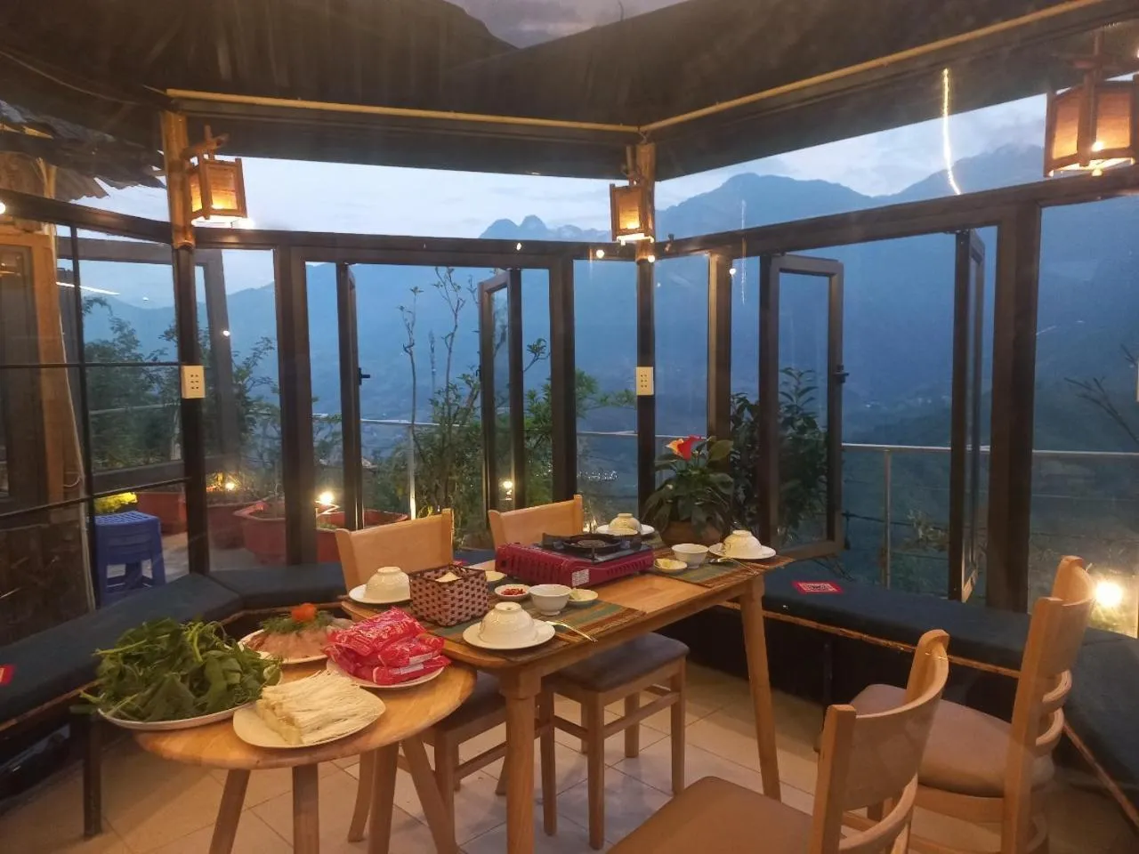 Dining area in VALLEY VIEW COFFEE & STAY