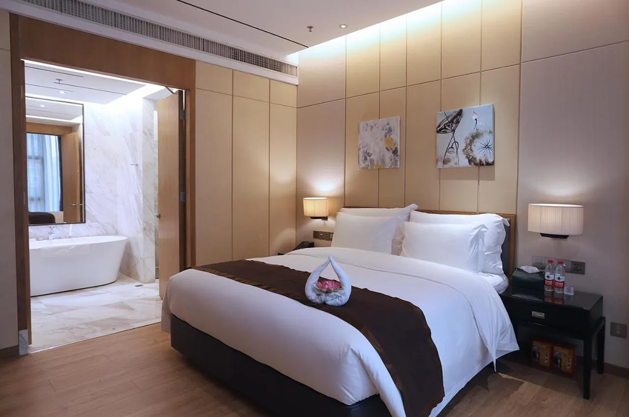 room service, Bed in Zhuhai Palm Spring Hotel