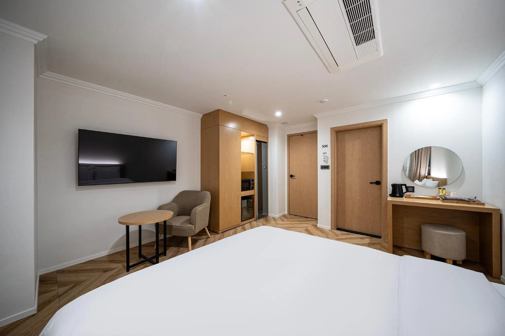 Photo of the whole room, Bed in H Avenue Gumi Okgye