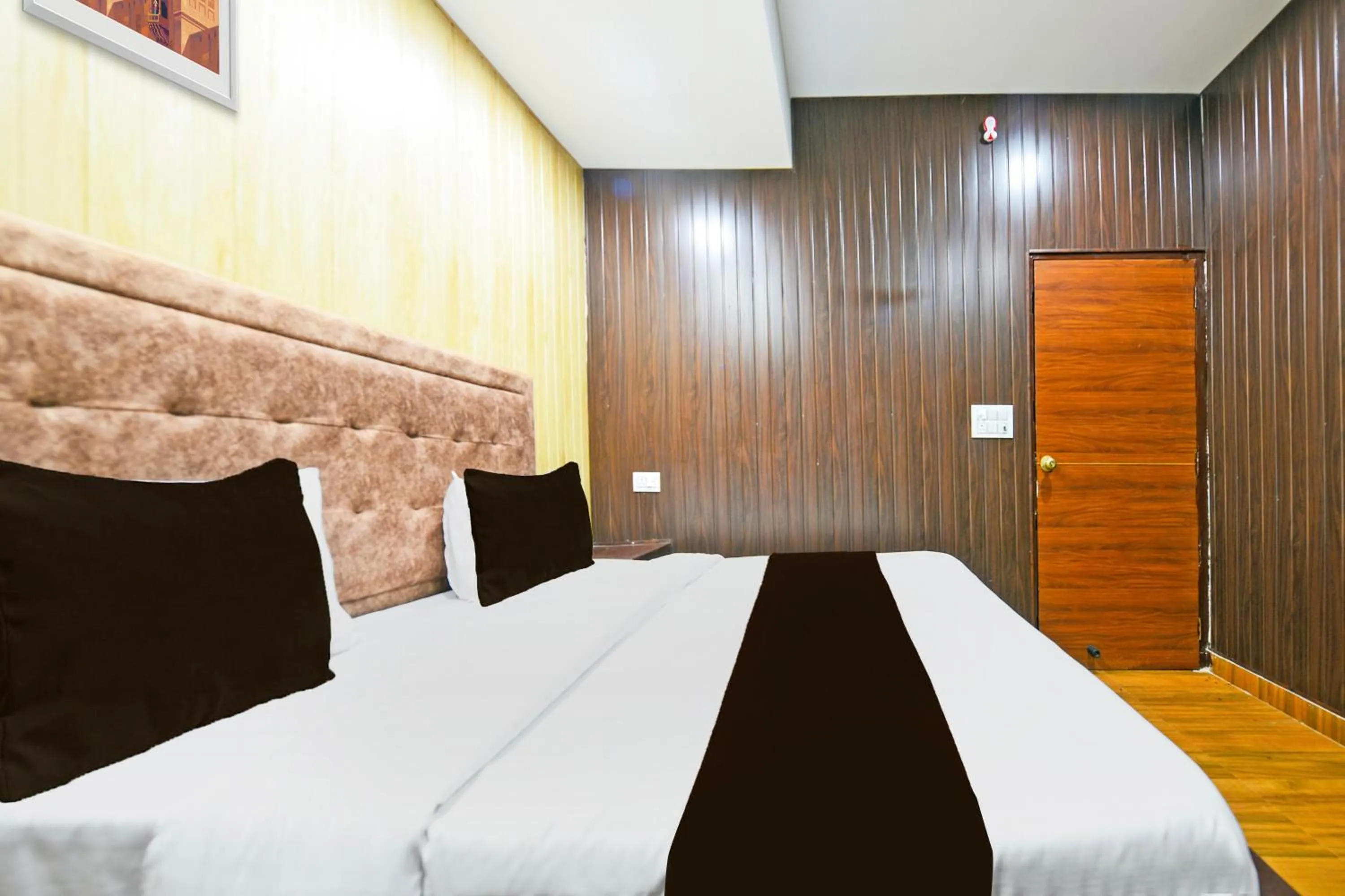 Bedroom in Hotel O by OYO Lavish