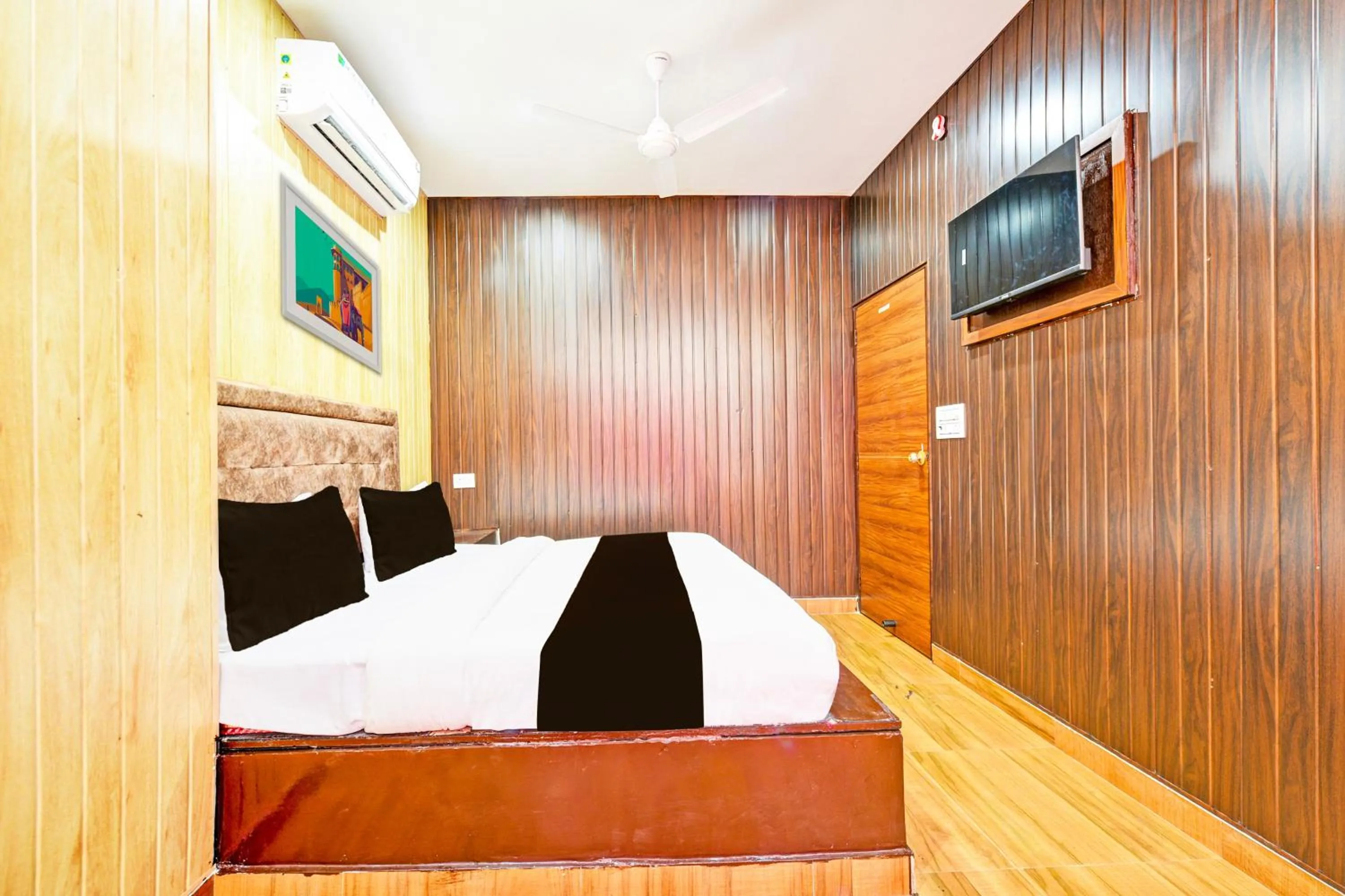 Bedroom in Hotel O by OYO Lavish