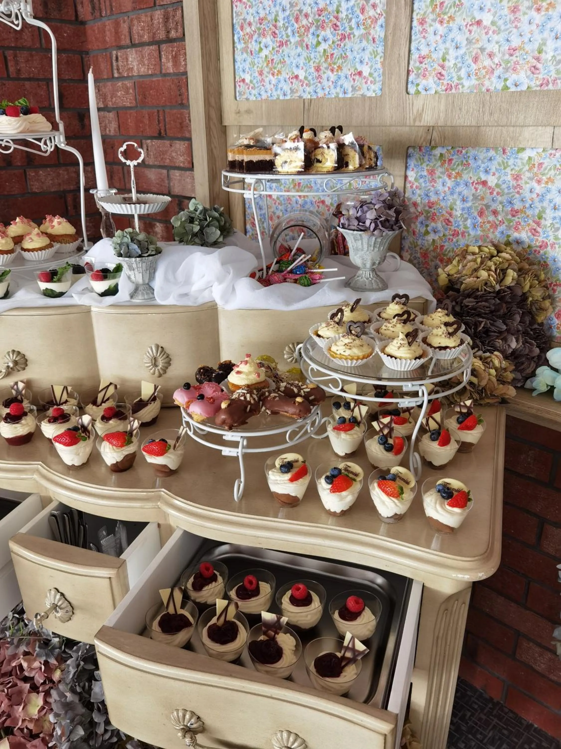 Restaurant/places to eat in Hotel Eurobus