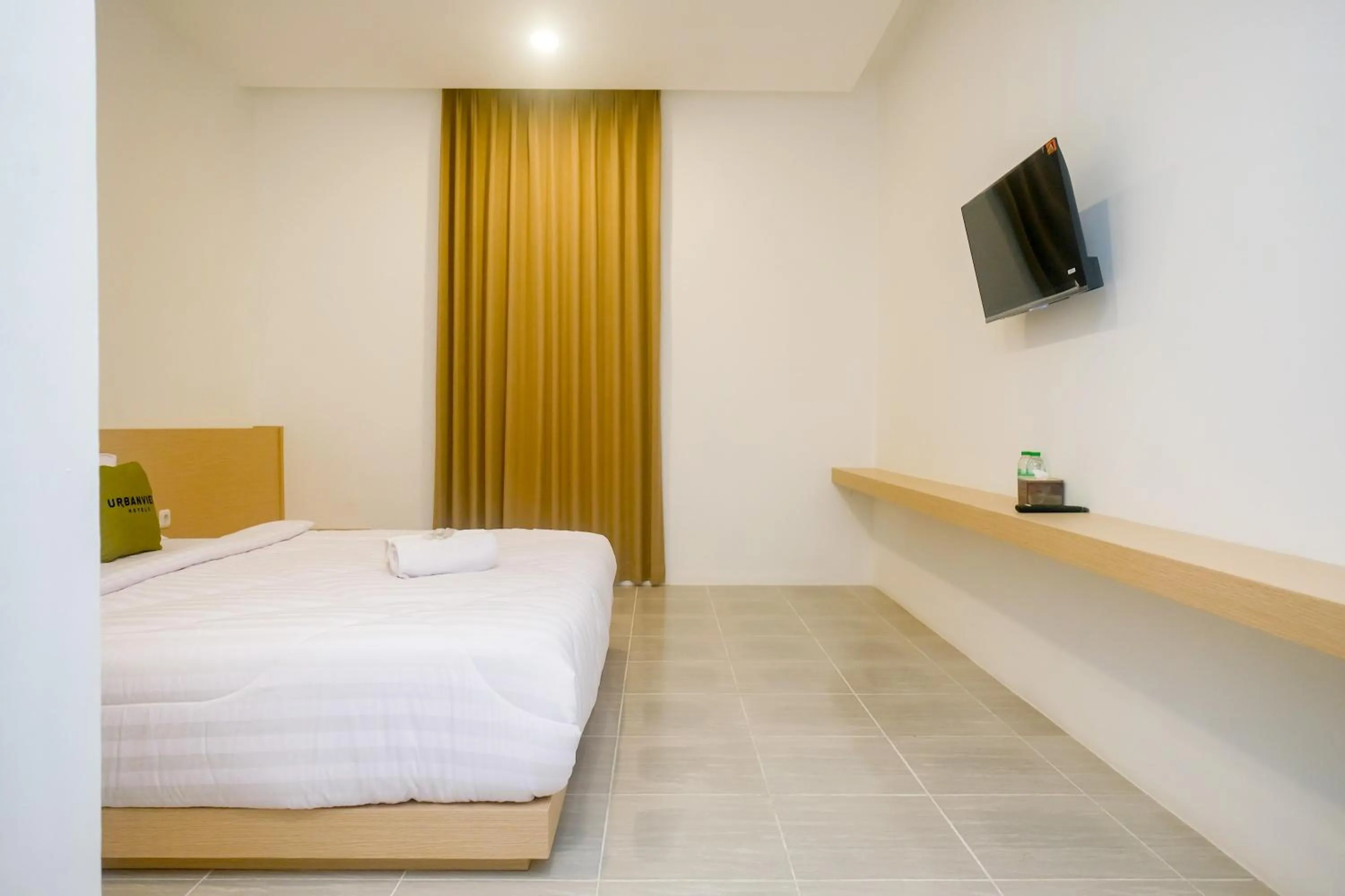 Bedroom, Bed in Urbanview Hotel JJ Bukitsari Semarang