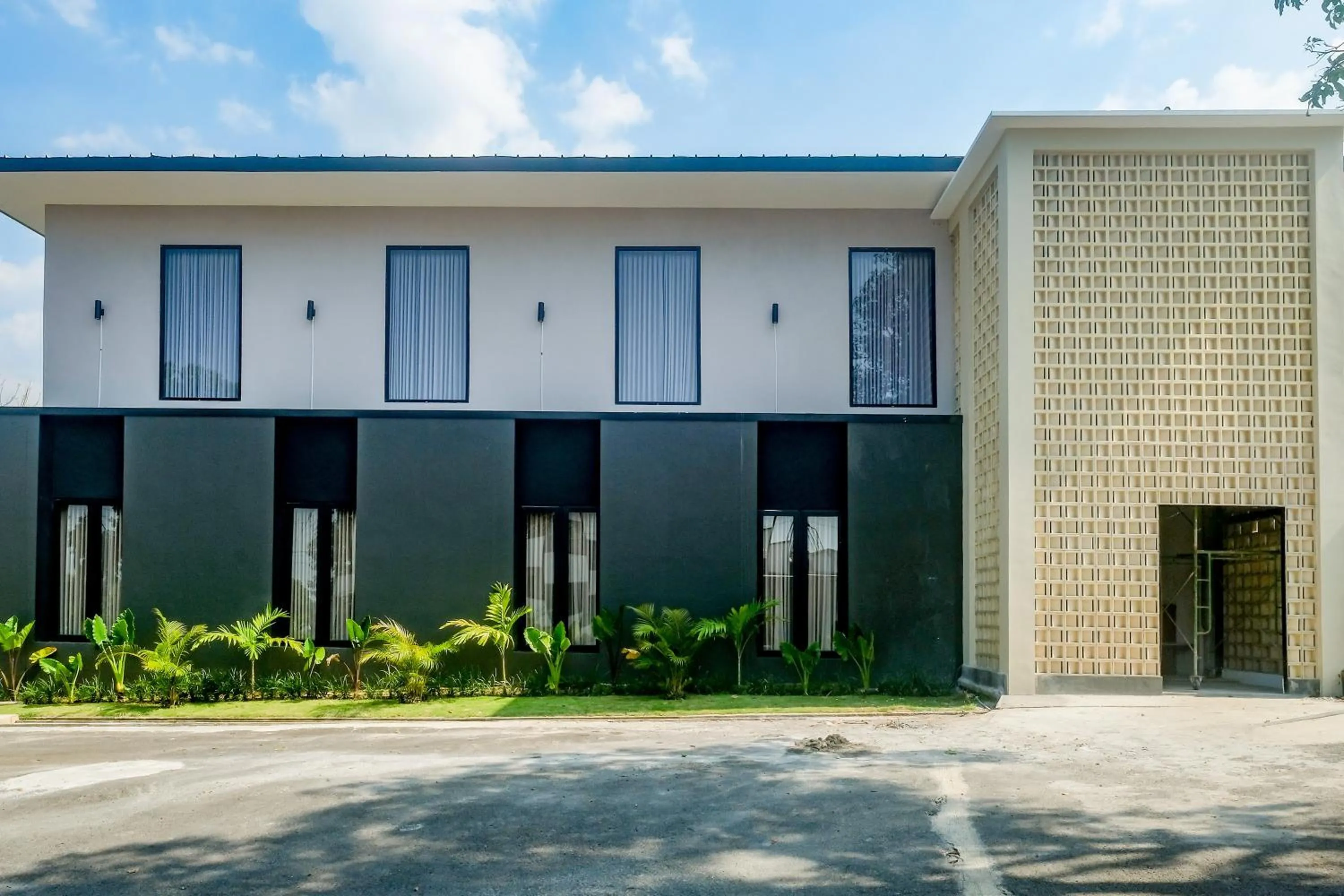 Facade/entrance in Urbanview Hotel JJ Bukitsari Semarang