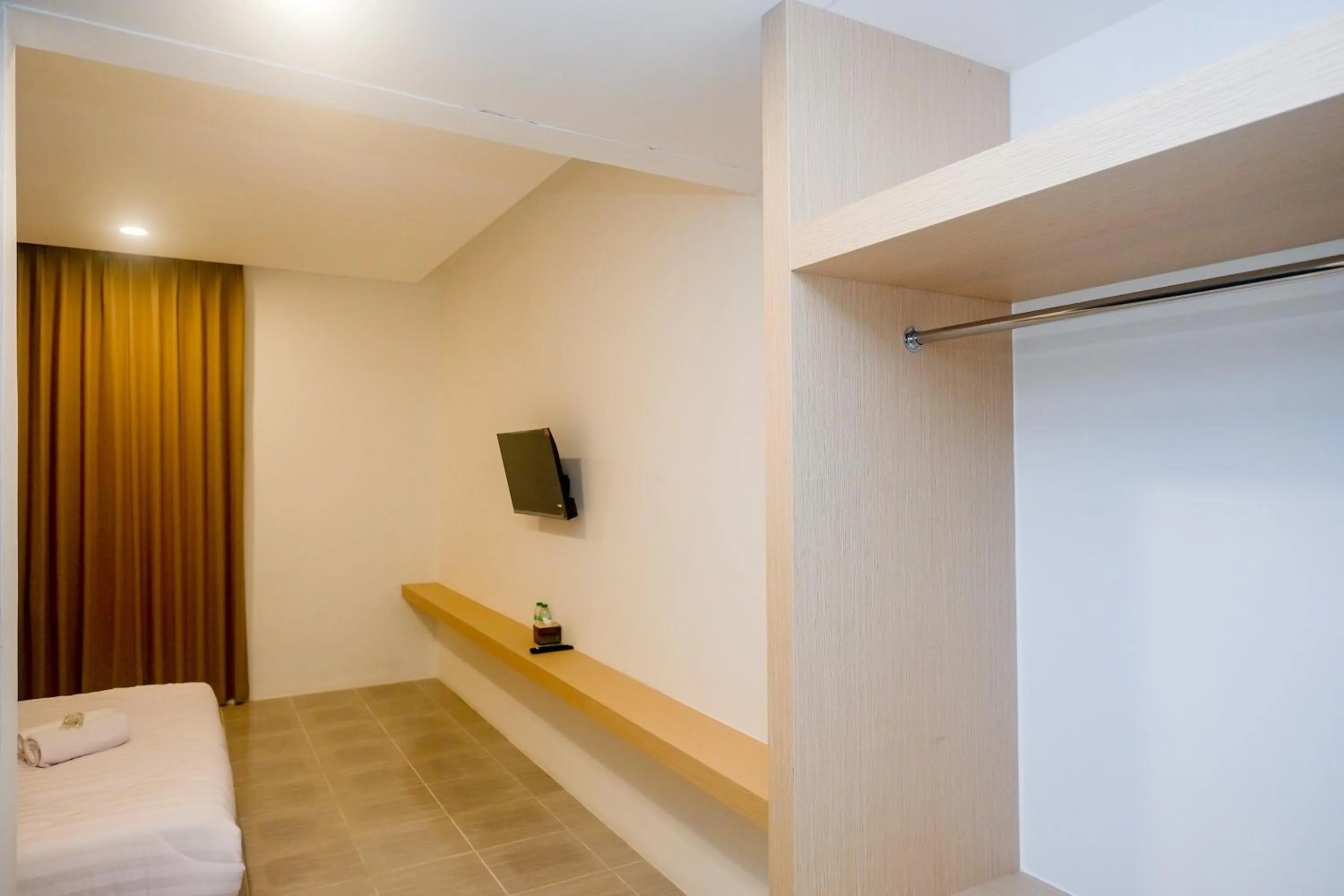 Bedroom, Bed in Urbanview Hotel JJ Bukitsari Semarang