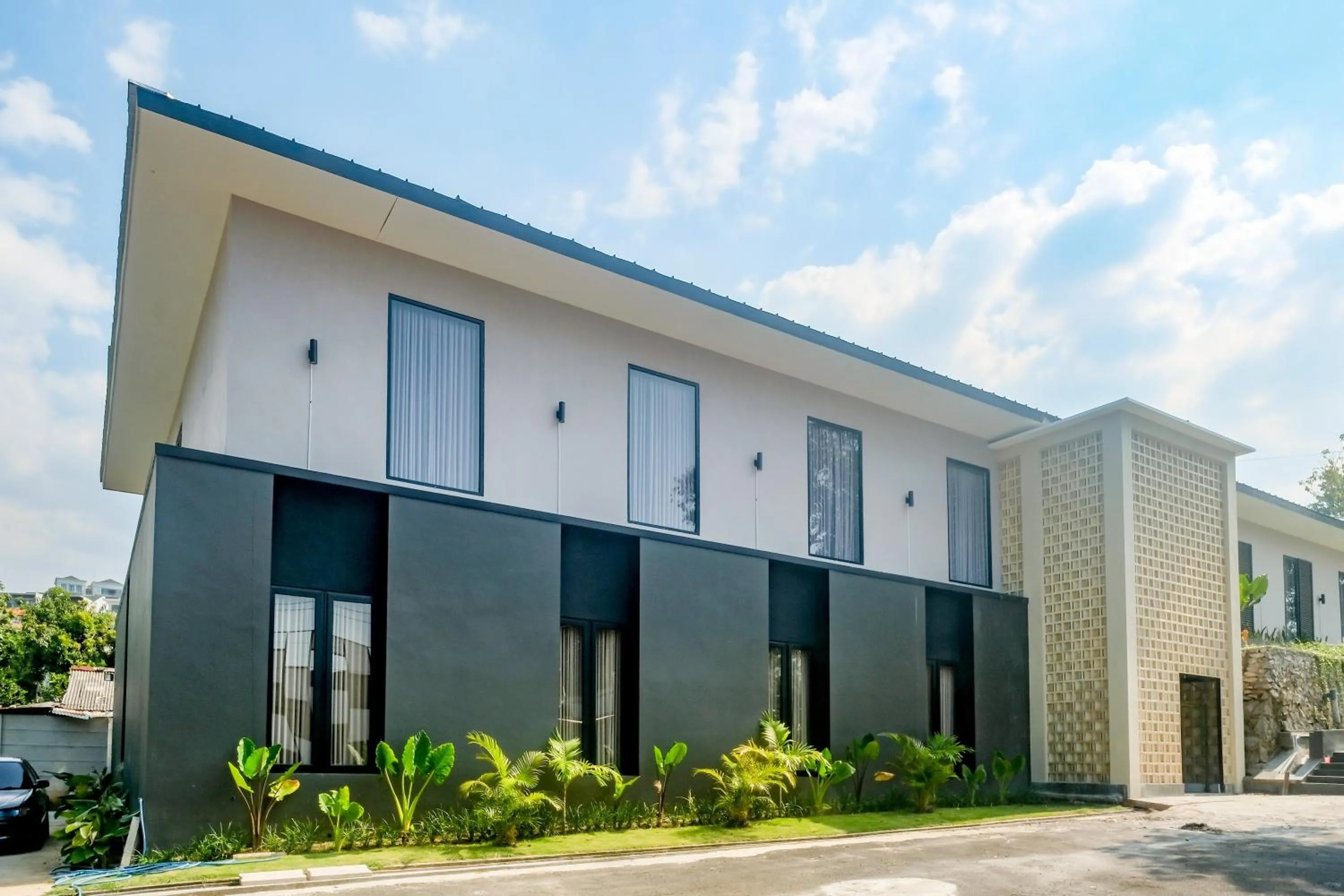 Facade/entrance in Urbanview Hotel JJ Bukitsari Semarang