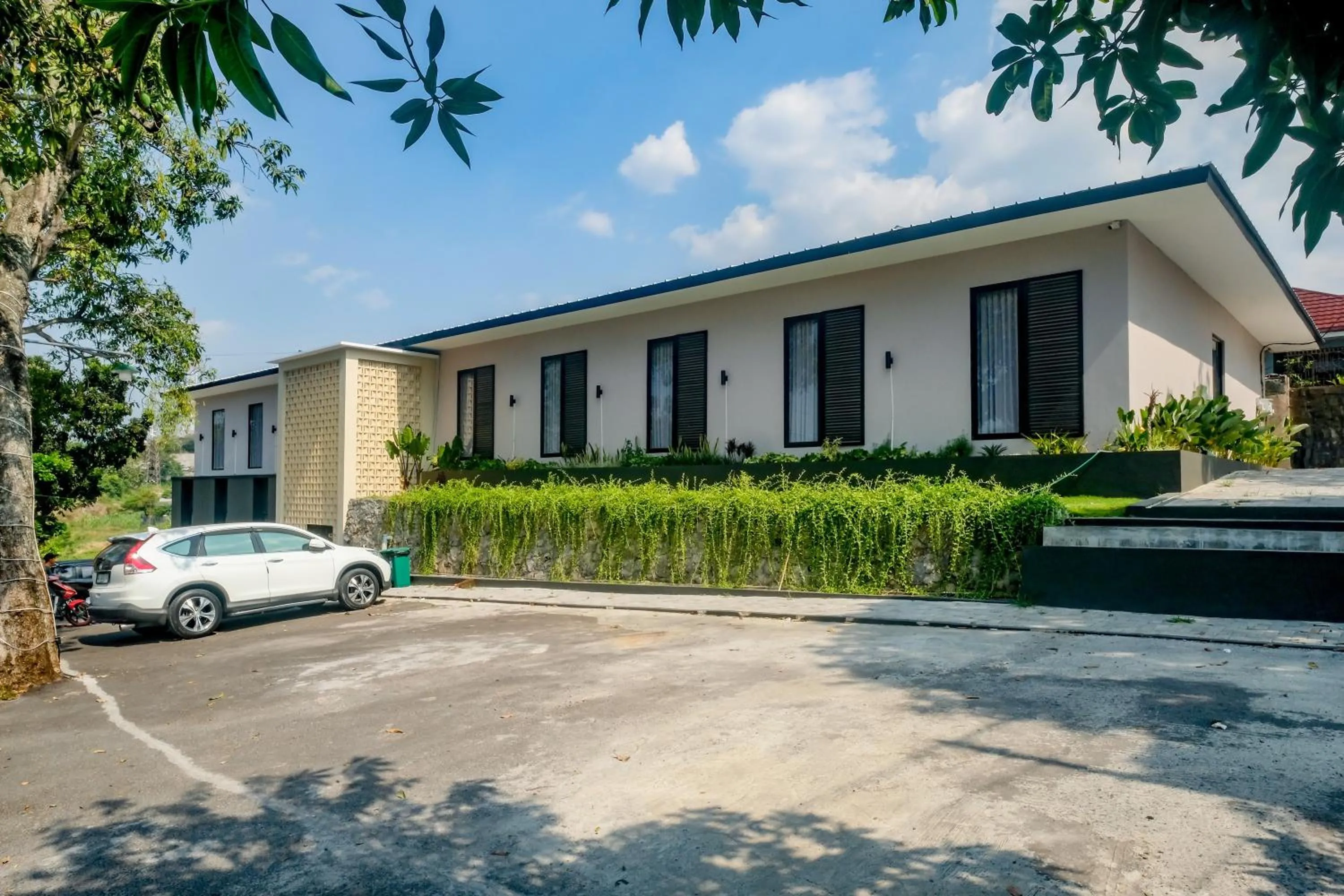 Parking in Urbanview Hotel JJ Bukitsari Semarang