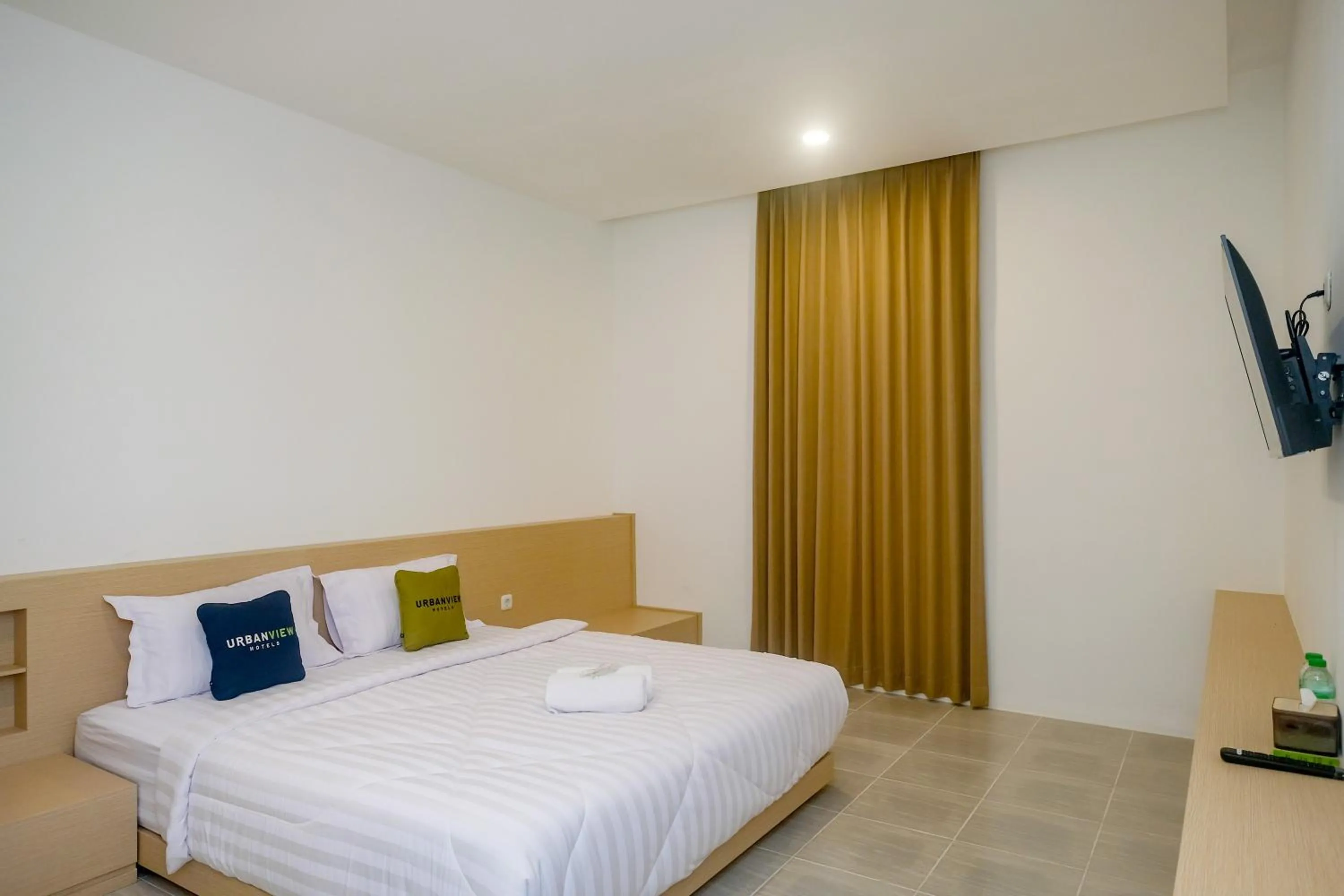 Bedroom, Bed in Urbanview Hotel JJ Bukitsari Semarang