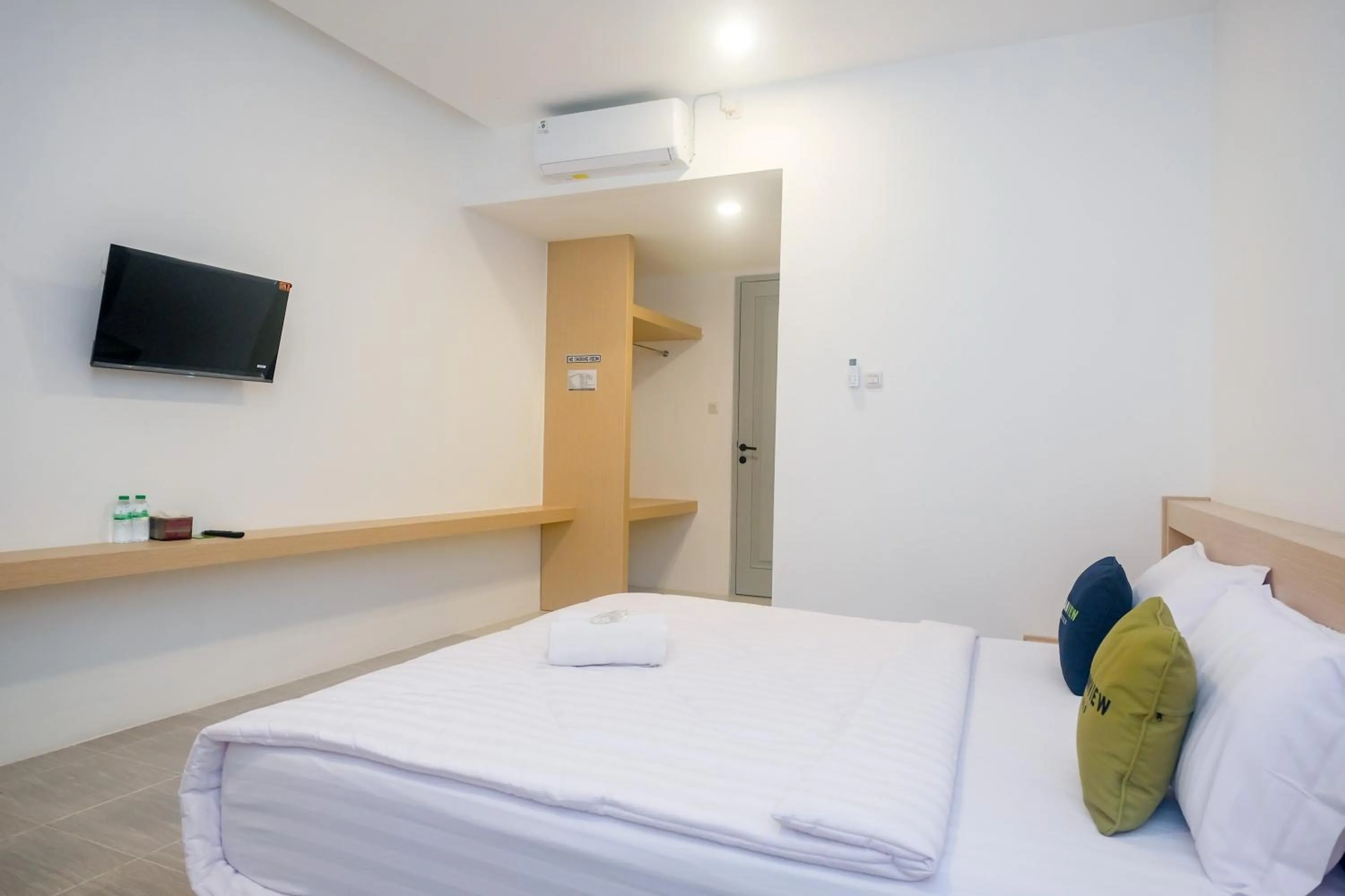 Bedroom, Bed in Urbanview Hotel JJ Bukitsari Semarang